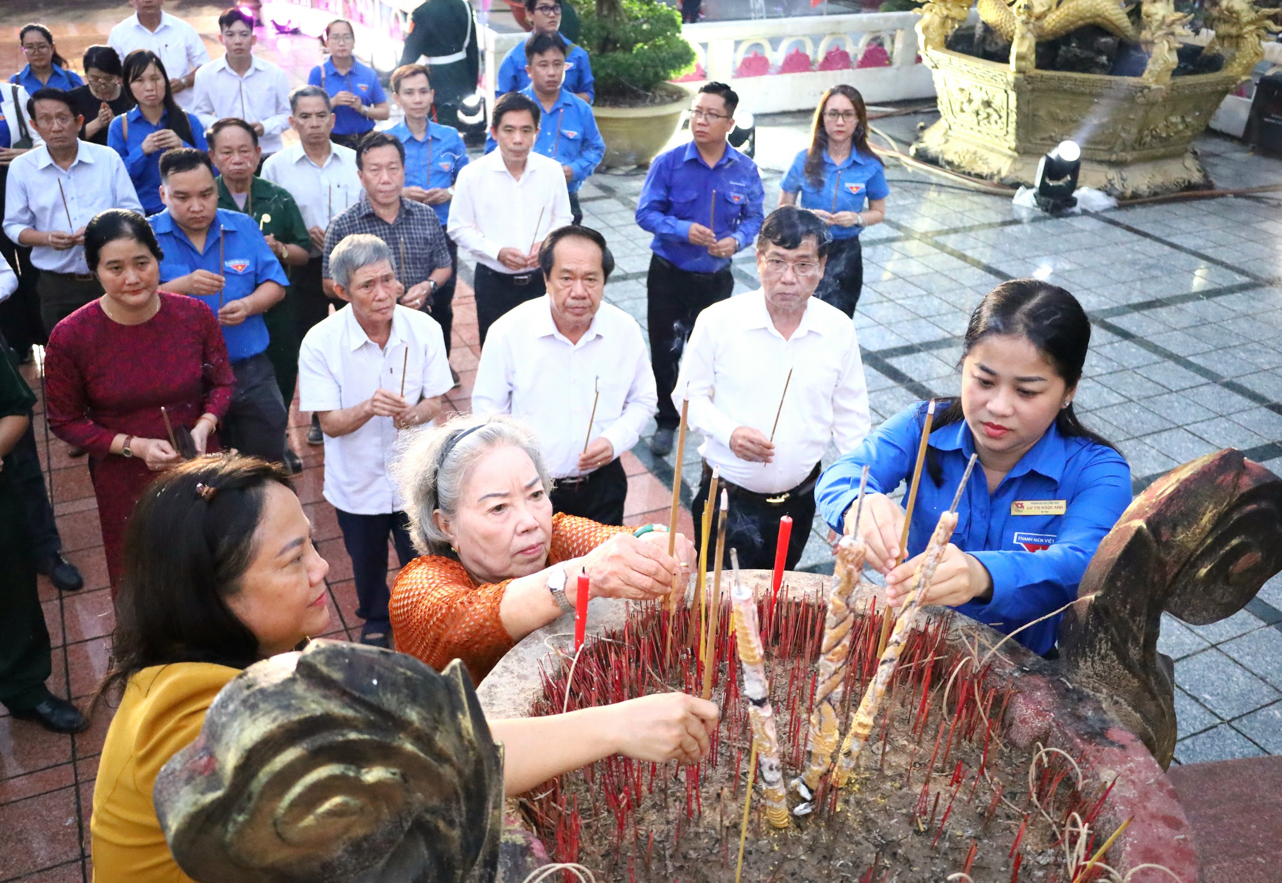 Đoàn đại biểu dâng hương kính viếng các anh hùng liệt sỹ tại Nghĩa trang liệt sỹ TP. Cần Thơ .