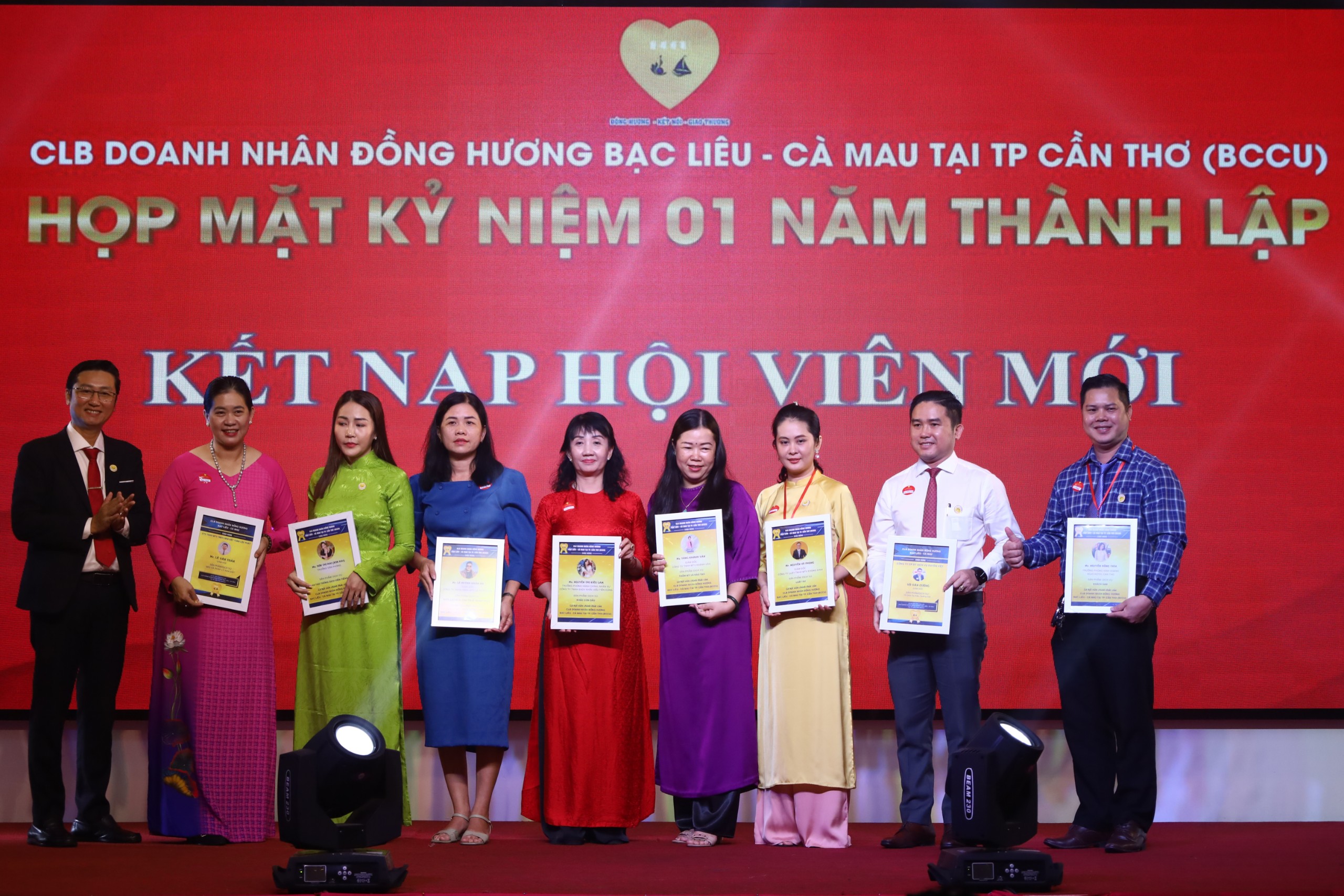 Ông Trang Tuấn Kiệt - Phó Chủ tịch thường trực Câu lạc bộ doanh nhân đồng hương Bạc Liêu, Cà Mau tại TP. Cần Thơ (CLB BCCU) trao Giấy chứng nhận kết nạp hội viên mới.