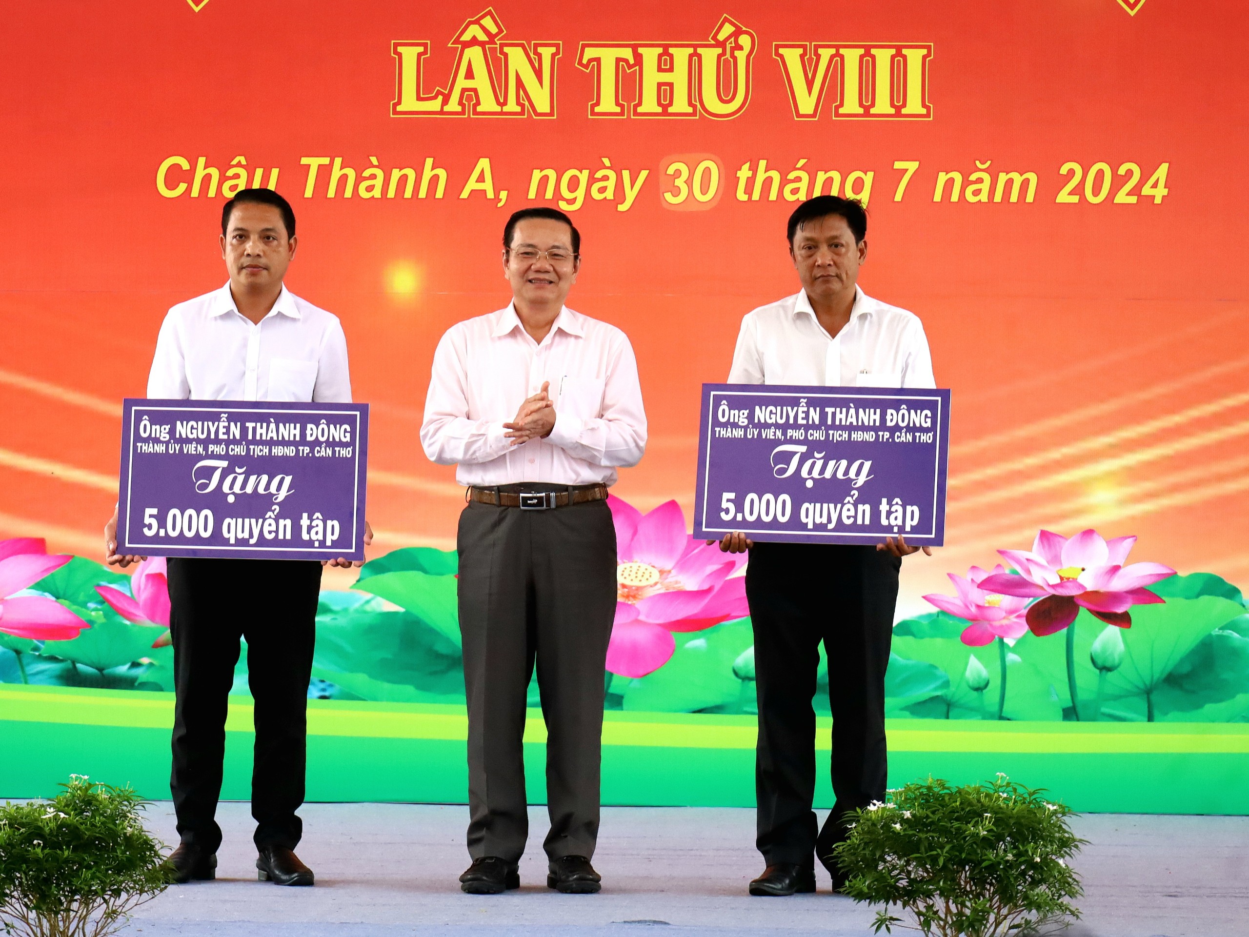 Ông Nguyễn Thành Đông – Phó chủ tịch HĐND TP. Cần Thơ trao tặng 10.000 quyển tập cho học sinh 2 địa phương.