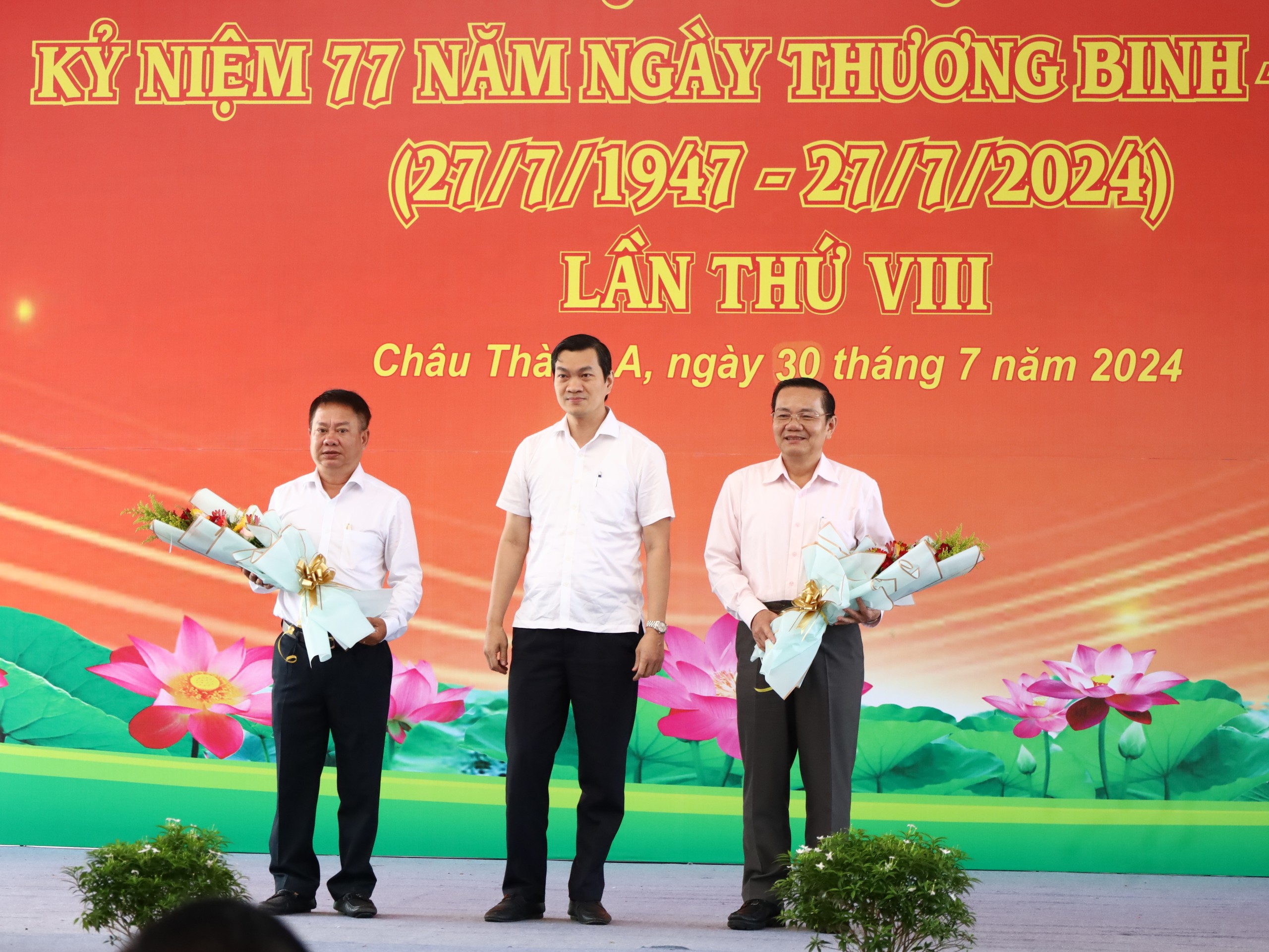 Ông Nguyễn Phong Minh– Bí thư huyện ủy Châu Thành A, tỉnh Hậu Giang tặng hoa cho các đơn vị tài trợ.