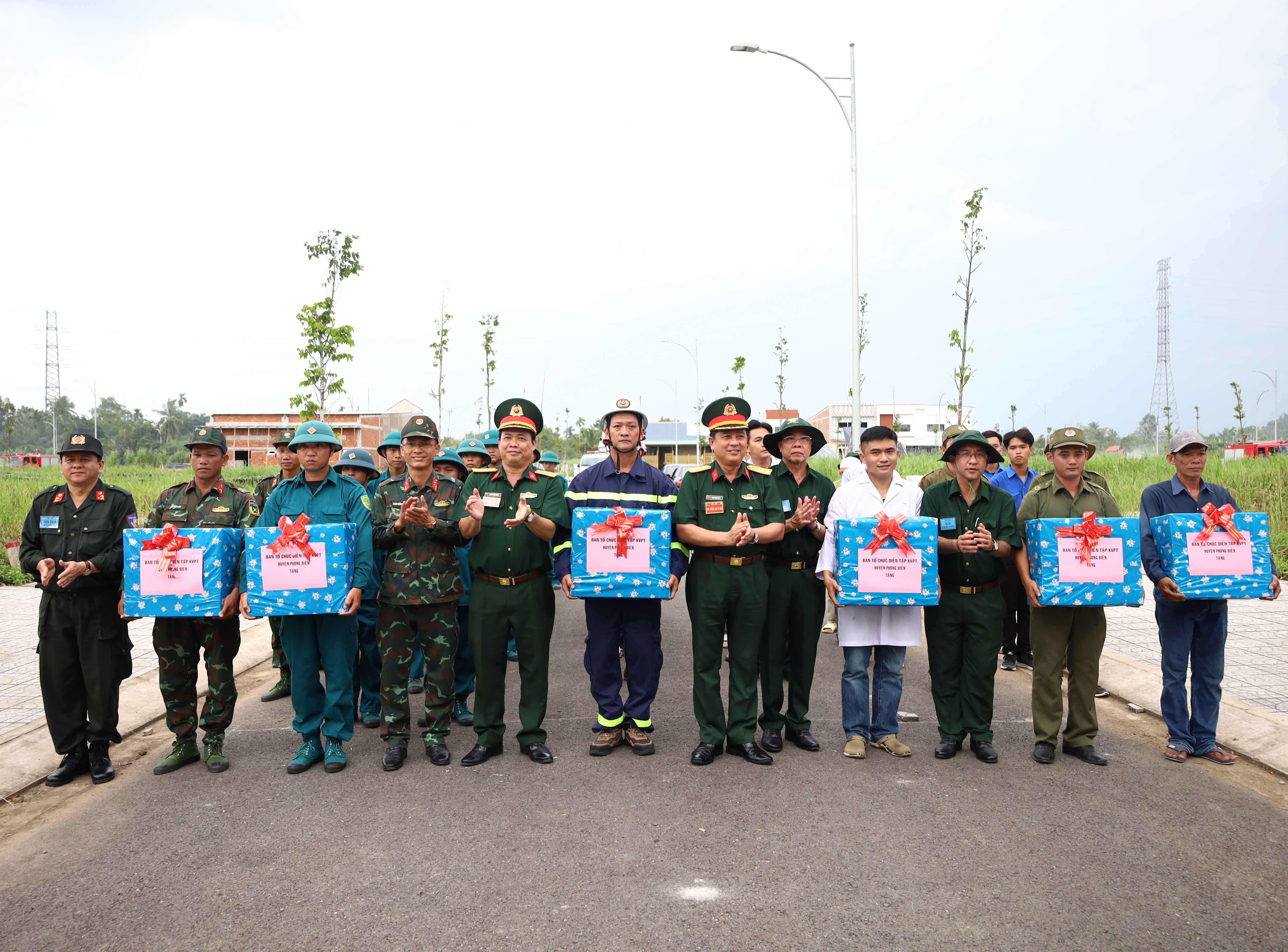 Đại tá Huỳnh Văn Hung - Ủy viên BTV Thành ủy, Chỉ huy trưởng Bộ Chỉ huy Quân sự TP. Cần Thơ, Phó trưởng Ban Thường trực Ban Chỉ đạo Diễn tập KVPT huyện Phong Điền năm 2024 tặng quà cho các lực lượng tham gia diễn tập.