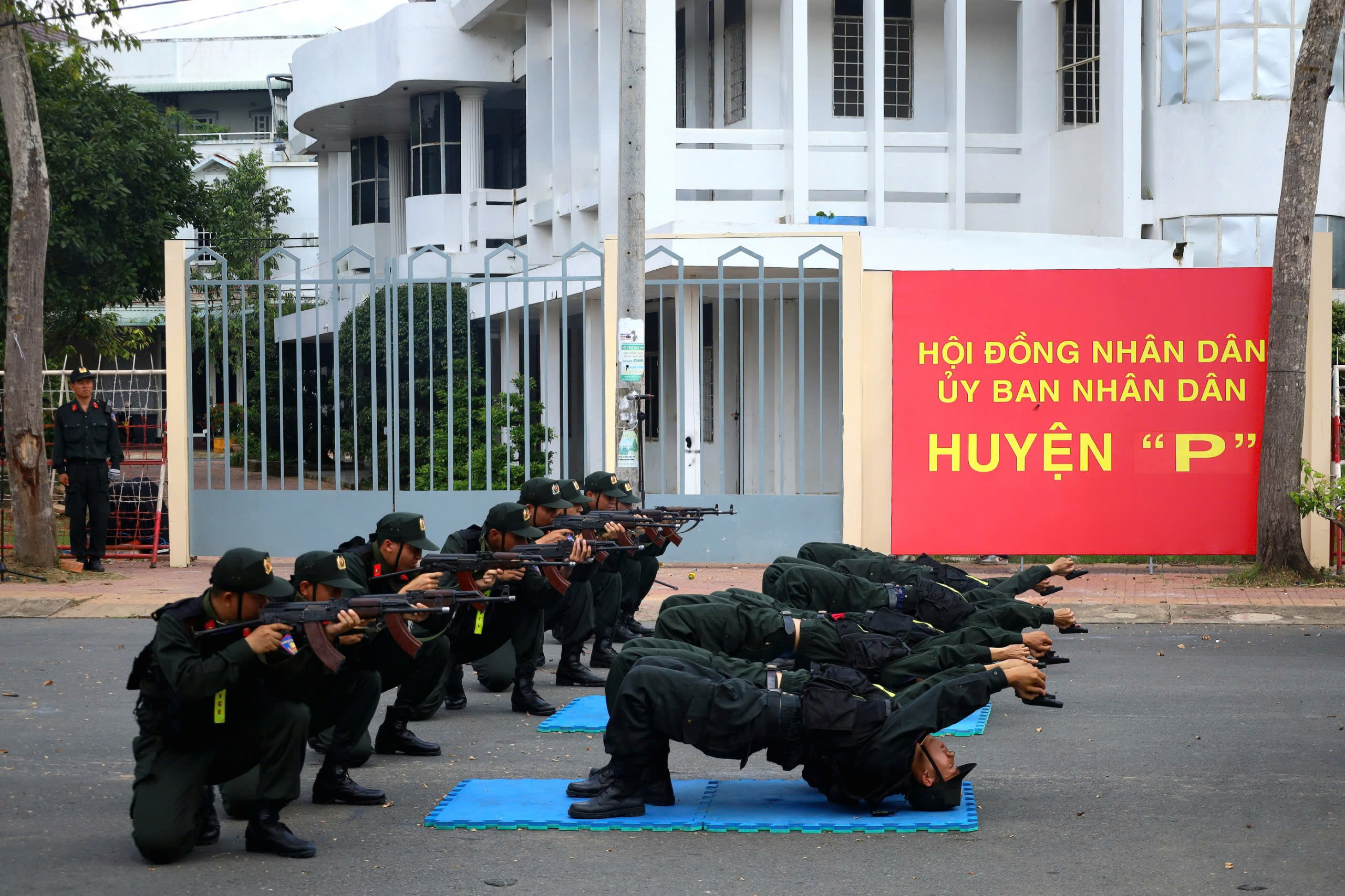 Lực lượng Cảnh sát cơ động Công an TP. Cần Thơ thực hành chiến đấu trong các tư thế.