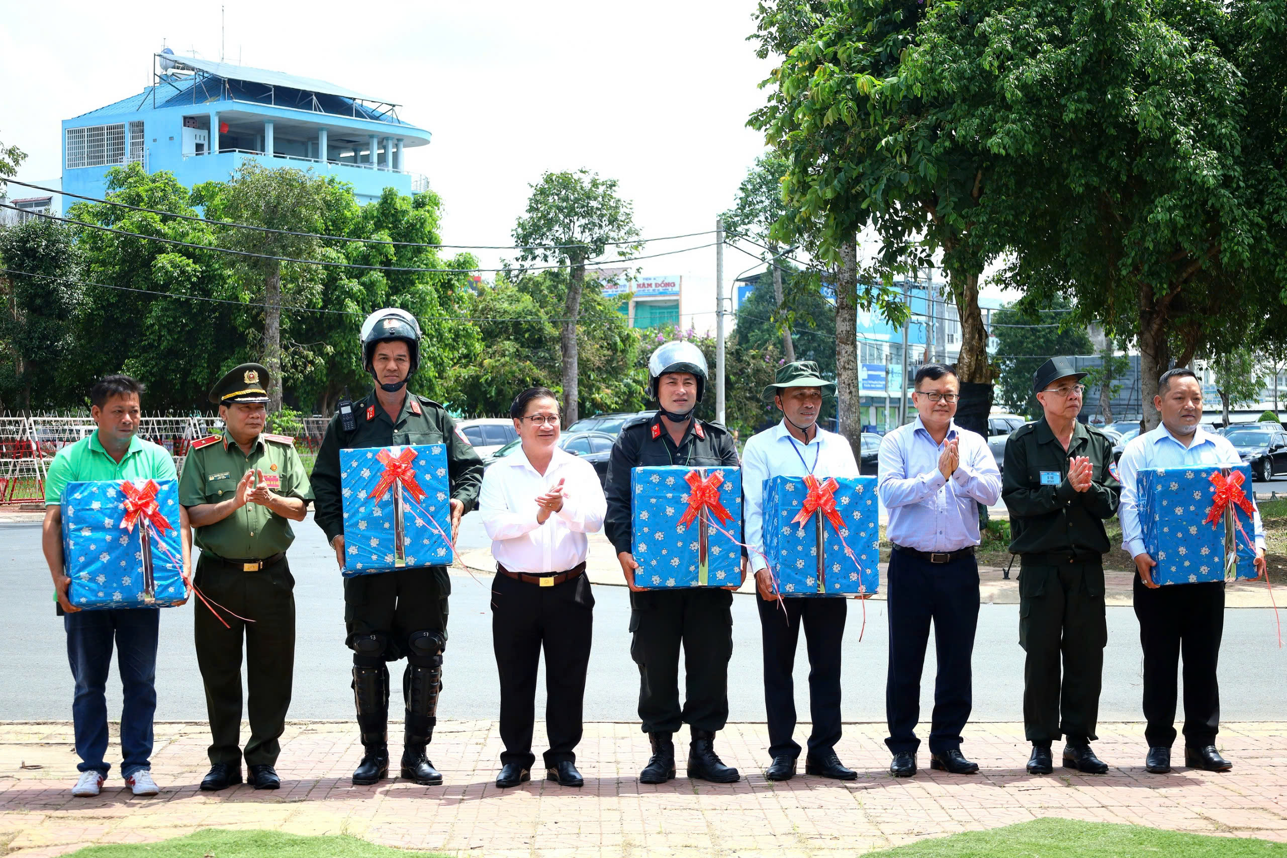 Ông Trần Việt Trường - Phó Bí thư Thành ủy, Chủ tịch UBND TP. Cần Thơ, Trưởng Ban Chỉ đạo Diễn tập KVPT huyện Phong Điền năm 2024 tặng quà cho các lực lượng tham gia diễn tập.