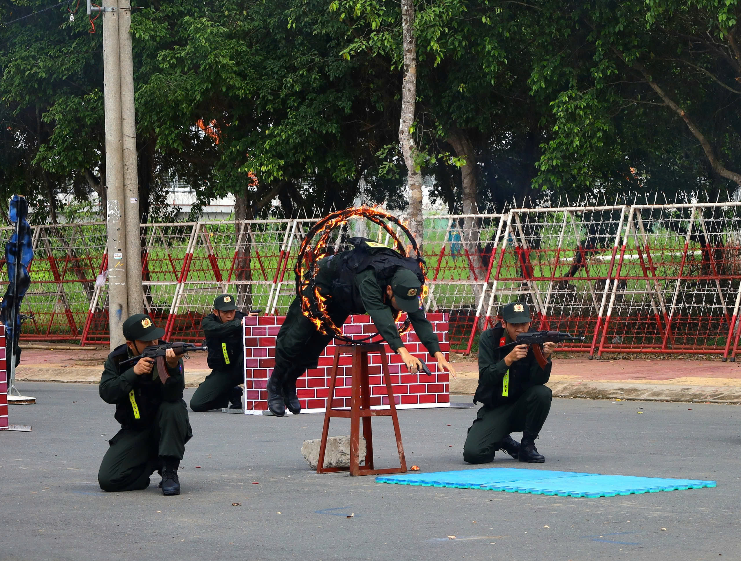 Lực lượng Cảnh sát cơ động Công an TP. Cần Thơ vượt qua vòng lửa để tiếp cận mục tiêu.