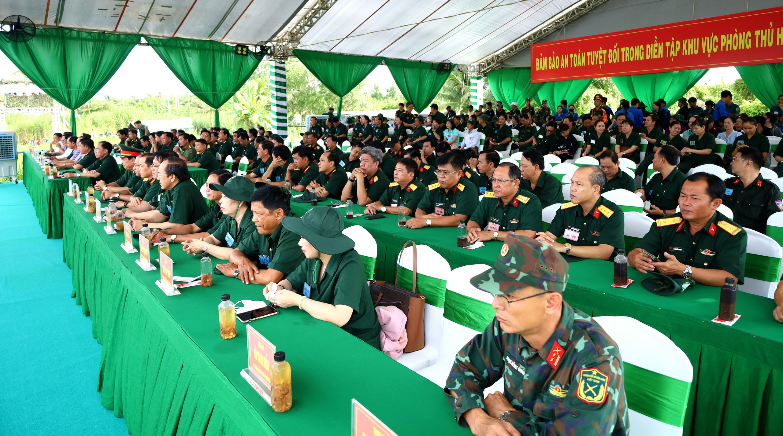 Các đại biểu tham quan xử lý các tình huống tại khu thực địa.