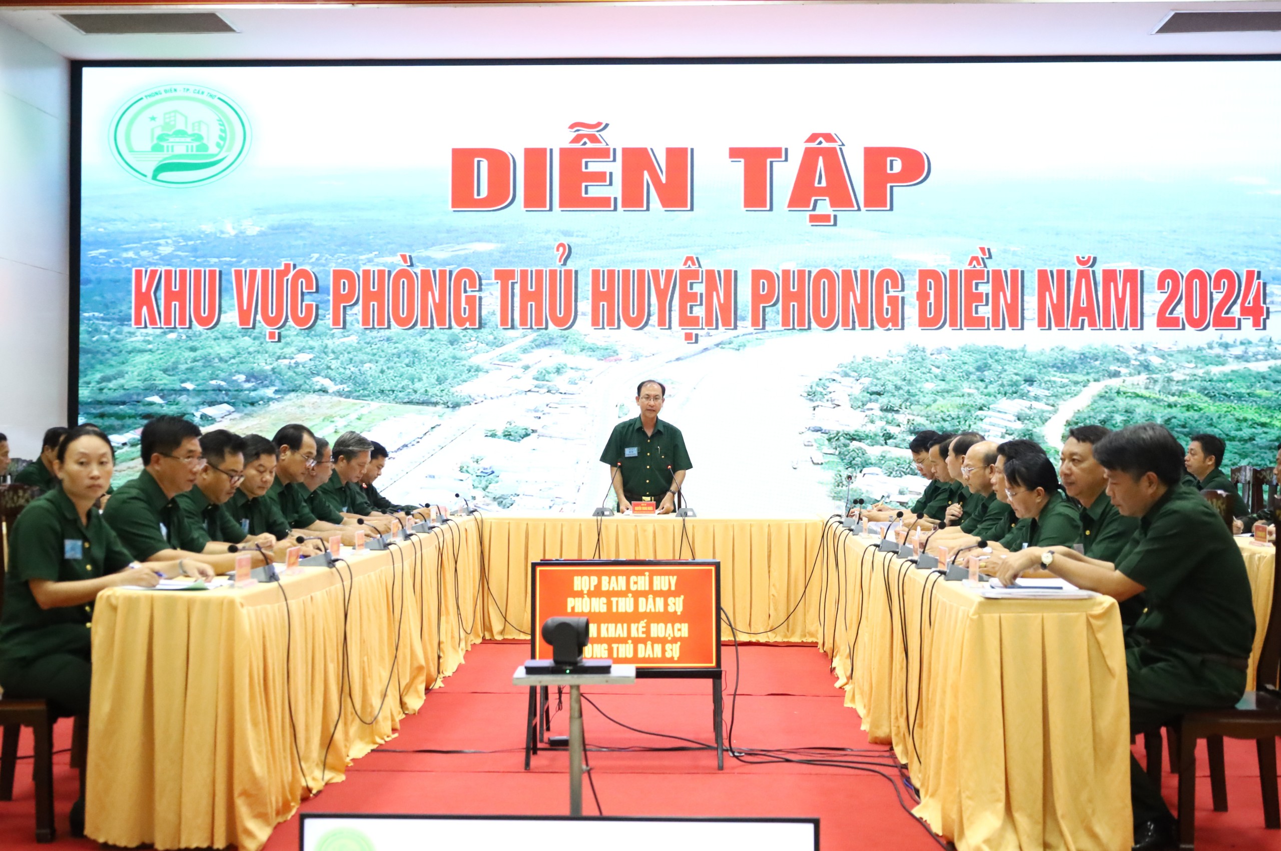 Ông Nguyễn Trung Nghĩa - Chủ tịch UBND huyện Phong Điền điều hành phiên họp diễn tập.