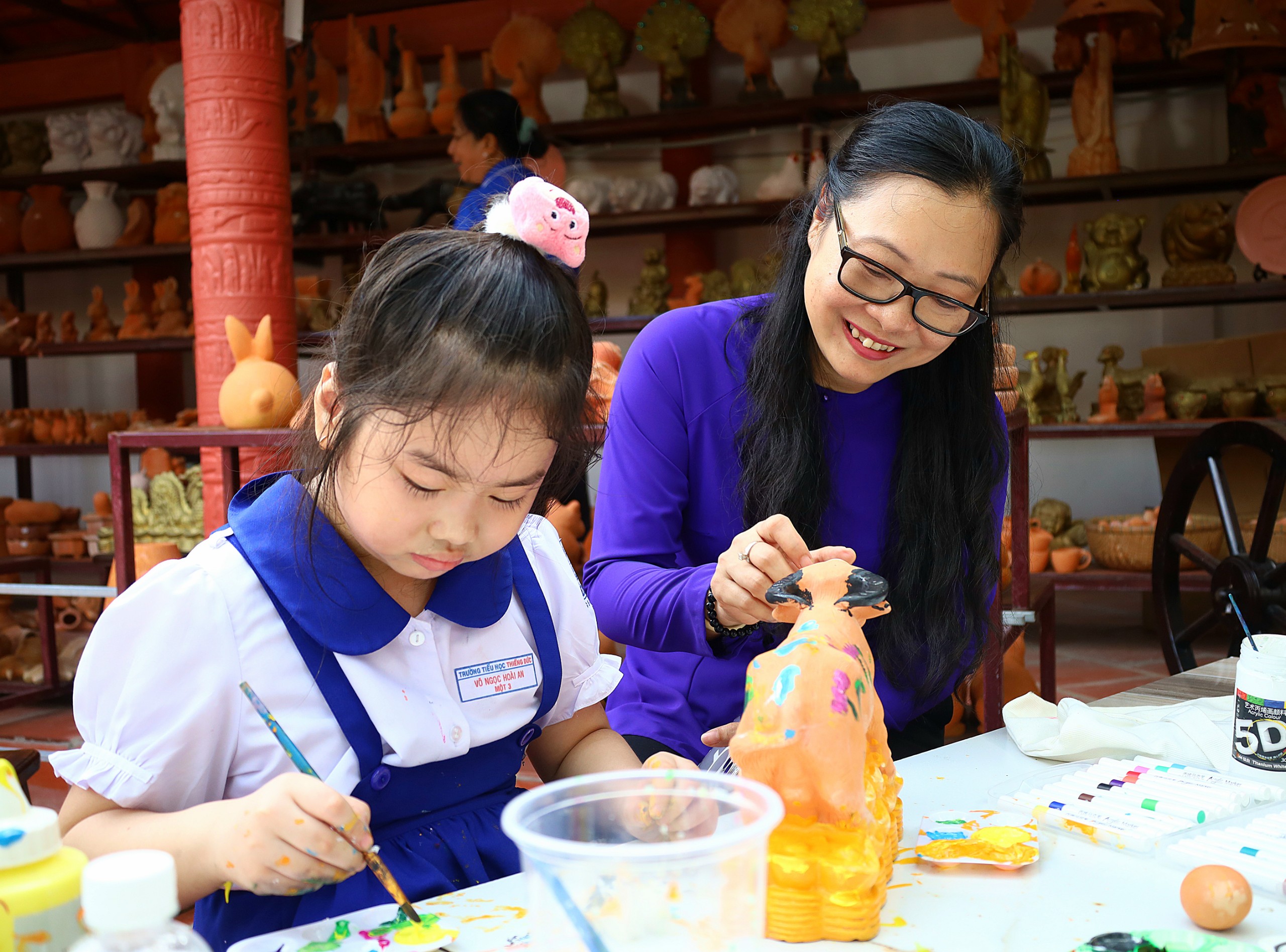 Tiến sĩ Nguyễn Thị Quyên Thanh - Phó Chủ tịch UBND tỉnh Vĩnh Long trải nghiệm vẽ tranh trên Gốm đỏ cùng học sinh.