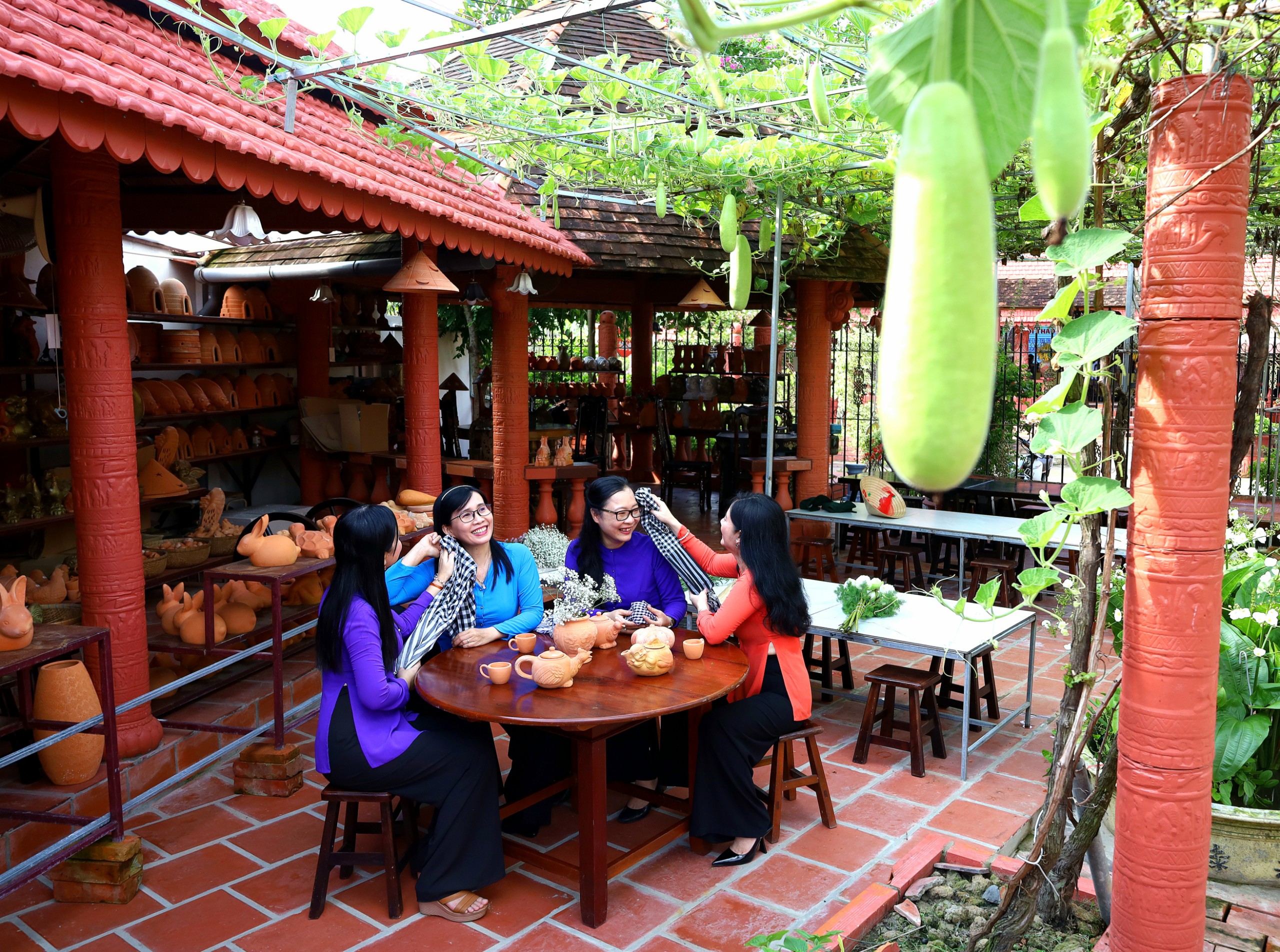 Làng Gốm Tư Buôi, Khu dân cư Minh Linh, phường 5, TP. Vĩnh Long là địa điểm du lịch đẹp về Giới thiệu về Gốm đỏ và các sản phẩm quà tặng du lịch được làm từ Gốm đỏ.