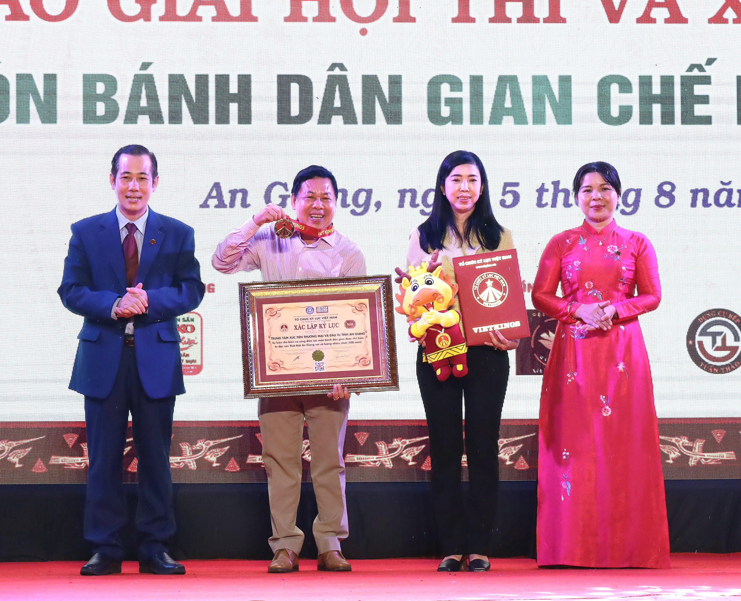 Ông Dương Duy Lâm Viên – Tổng Thư ký Trung ương Hội Kỷ lục gia Việt Nam, Viện trưởng Viện Kỷ lục Việt Nam và bà Nguyễn Thị Quỳnh Ngọc – Tổng Thư ký Tổ chức Kỷ lục Việt Nam (VietKings) đại diện trao bằng xác lập Kỷ lục đến đại diện Trung tâm Xúc tiến Thương mại và Đầu tư tỉnh An Giang.