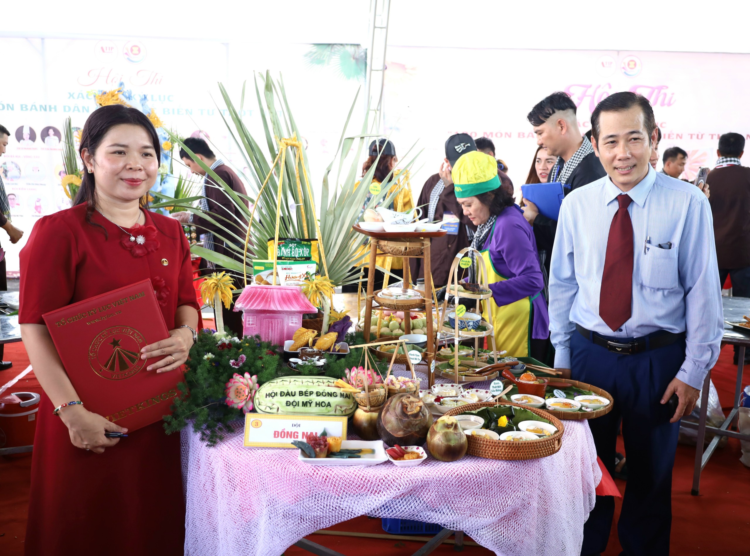 Ông Dương Duy Lâm Viên – Tổng Thư ký Trung ương Hội Kỷ lục gia Việt Nam, Viện trưởng Viện Kỷ lục Việt Nam và bà Nguyễn Thị Quỳnh Ngọc – Tổng Thư ký Tổ chức Kỷ lục Việt Nam (VietKings) chụp hình lưu niệm.