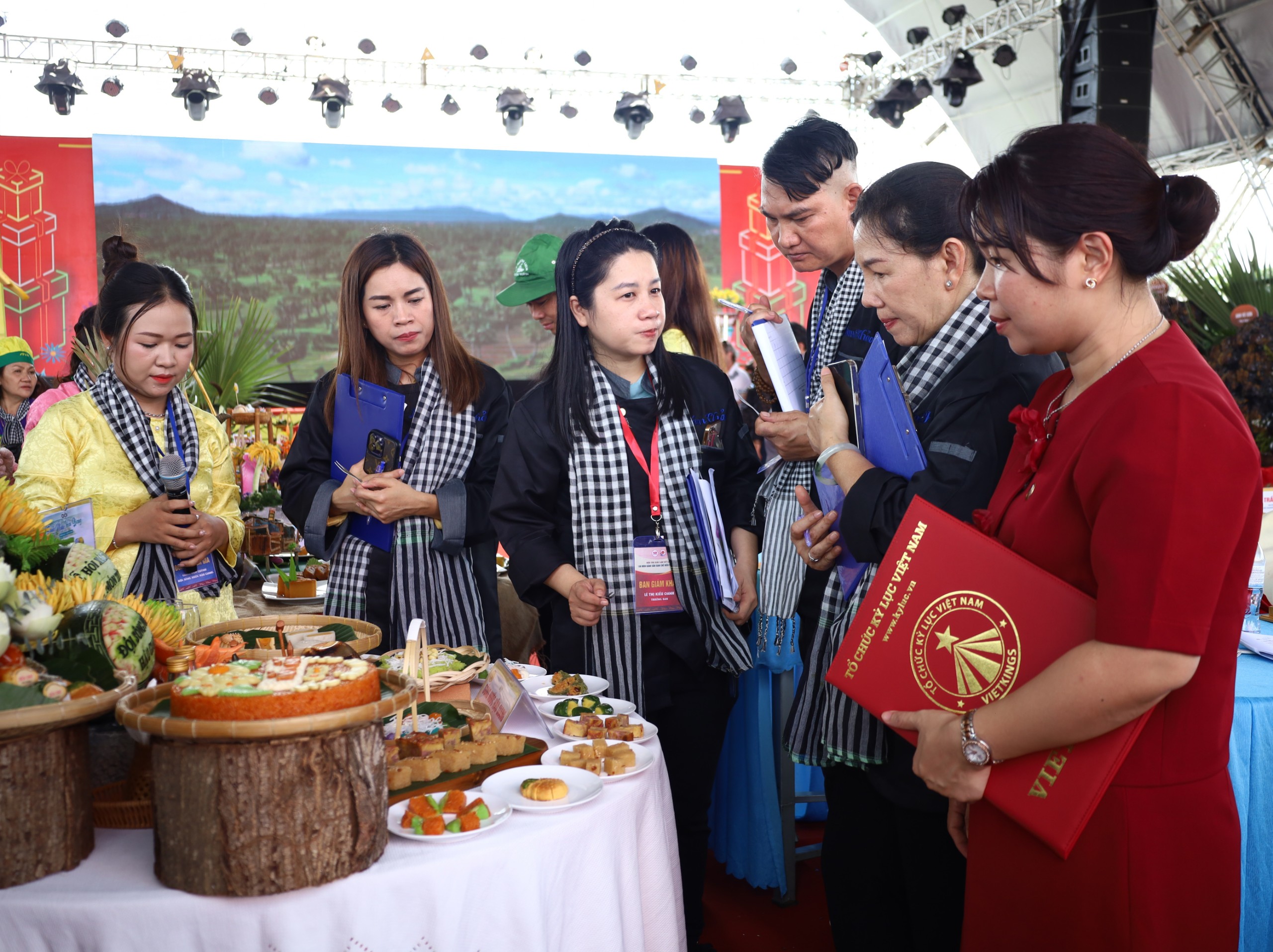 Bằng sự sáng tạo, chỉ với nguyên liệu dân dã mà gần gũi Thốt nốt, các đầu bếp đã chế biến thành các món bánh chinh phục được cả thị giác lẫn vị giác của Ban giám khảo.