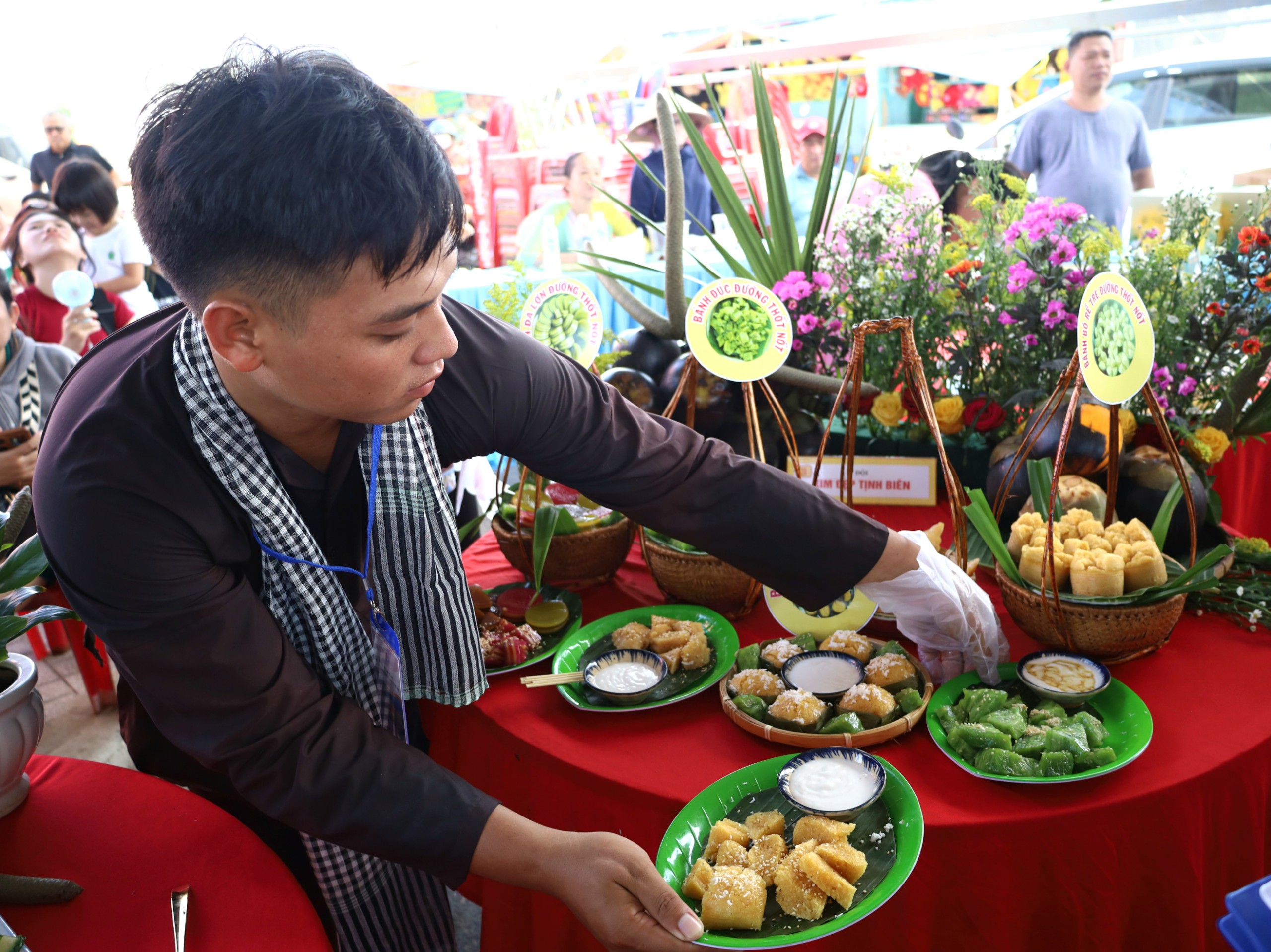 Nghệ nhân thực hiện trang trí các món bánh được chế biến từ Thốt nốt.