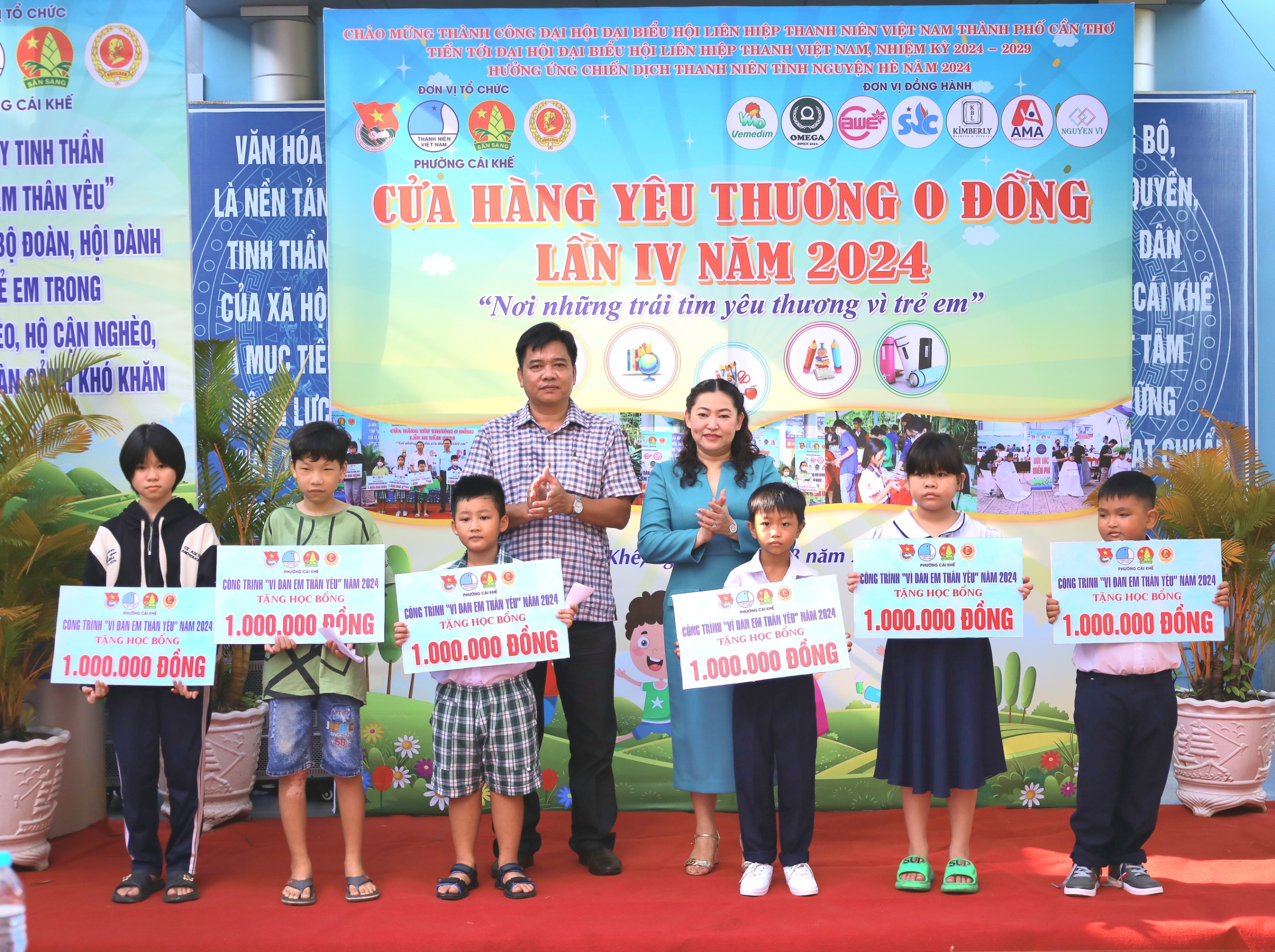 Ông Trương Minh Trí - Phó Trưởng ban Ban Dân vận Quận uỷ Ninh Kiều và bà Võ Ngọc Diệp - Phó Chủ Tịch Hội Nữ Doanh Nhân TP. Cần Thơ trao tặng học bổng cho các em học sinh.