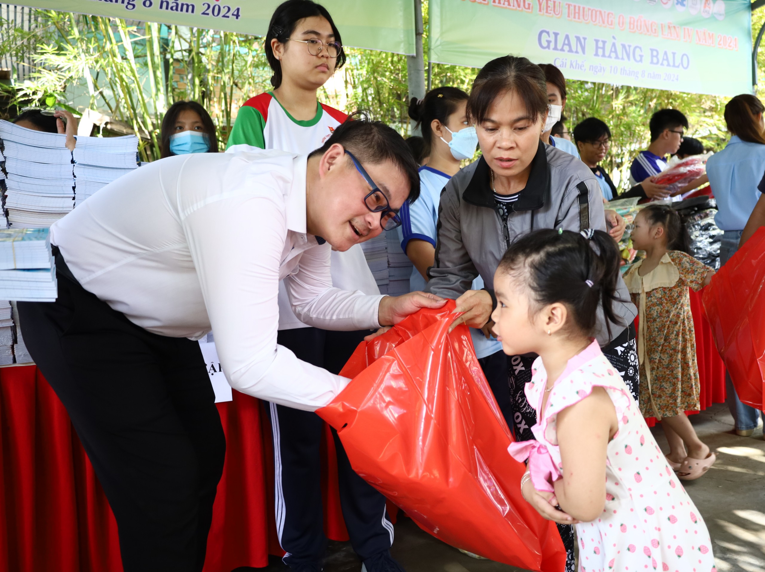 Anh Phương Tấn Đạt - Giám đốc Trung tâm hỗ trợ Học sinh, sinh viên TP. Cần Thơ trao tặng quà cho các em học sinh.