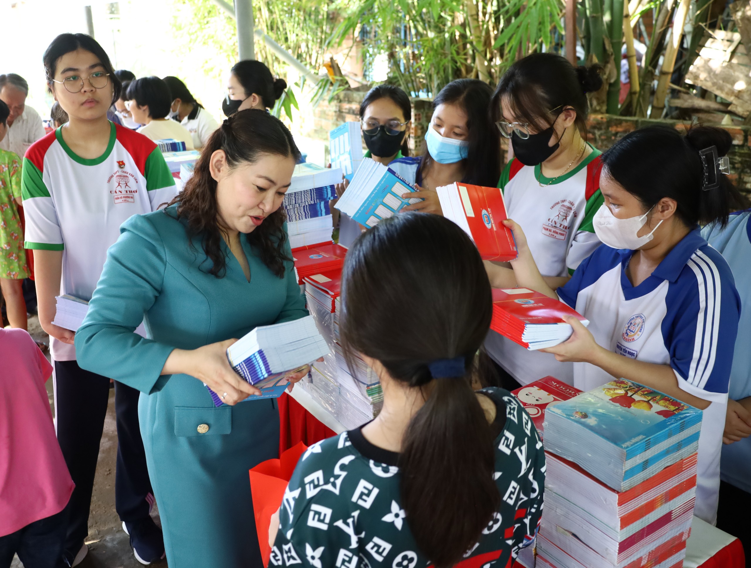 Bà Võ Ngọc Diệp - Phó Chủ Tịch Hội Nữ Doanh Nhân TP. Cần Thơ trao tặng quà cho các em học sinh.