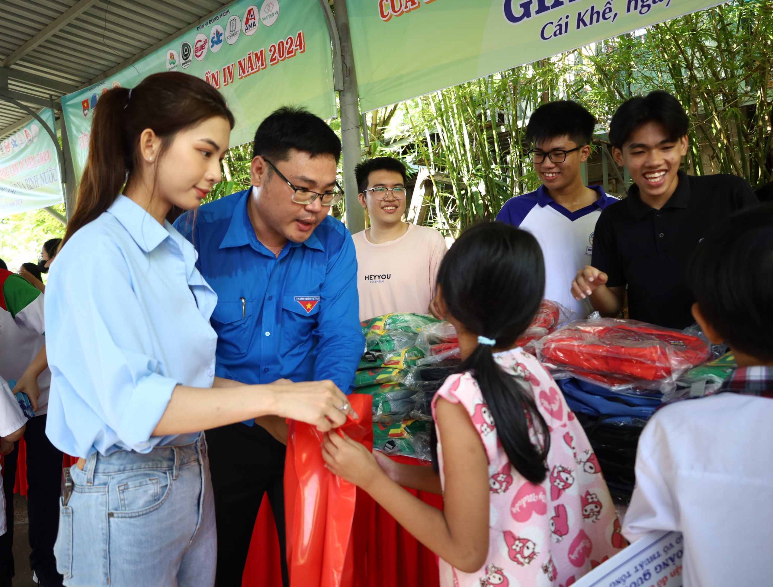 Anh Lại Phước Trường Thành - Bí thư Đoàn phường Cái Khế và Hoa khôi Phan Lê Kim Ngọc - Hoa khôi Học sinh, Sinh viên thanh lịch TP. Cần Thơ trao quà cho các em học sinh.