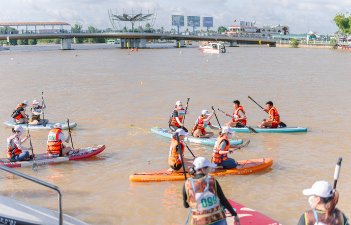 Vận động viên di chuyển SUP ra khu vực thi đấu.