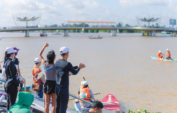 Các cổ động viên, vận động viên nhiệt tình cổ vũ các đội thi.