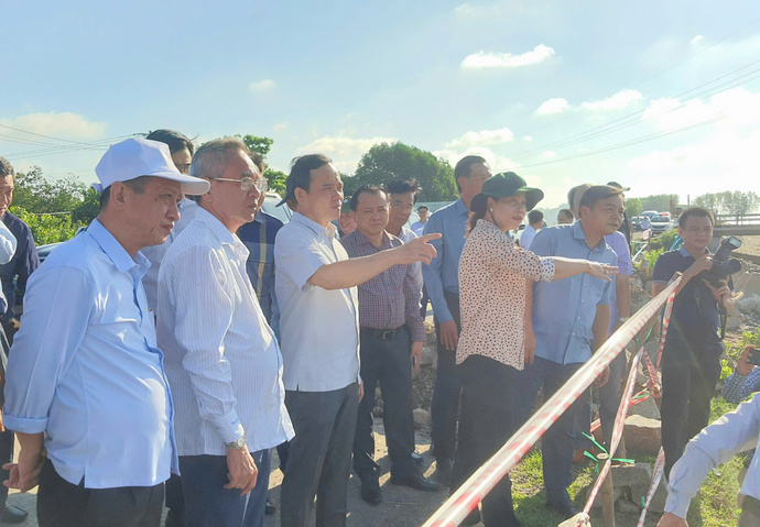 Phó Thủ tướng Trần Lưu Quang khảo sát, kiểm tra tình hình sạt lở đê Biển Đông (thuộc xã Vĩnh Trạch. Thành phố Bạc Liêu).