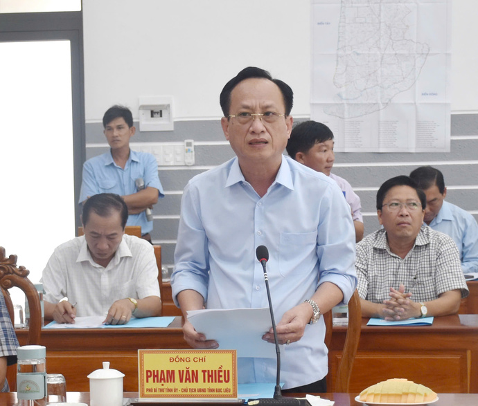 Ông Phạm Văn Thiều - Phó Bí thư Tỉnh ủy, Chủ tịch UBND tỉnh Bạc Liêu, báo cáo với đoàn công tác tại buổi làm việc.