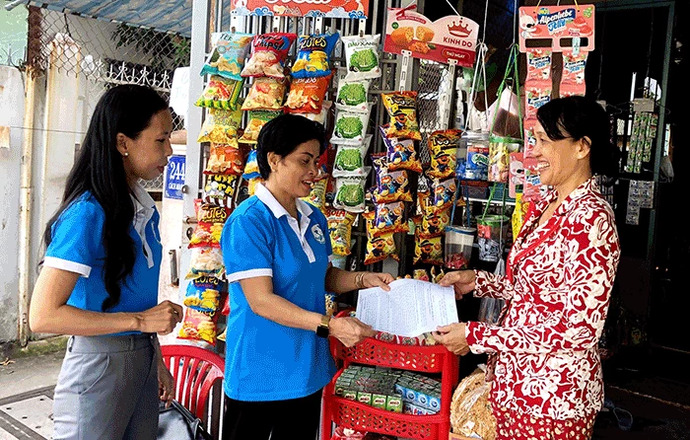 Hội LHPN phường Bùi Hữu Nghĩa, quận Bình Thủy phát tờ rơi tuyên truyền, vận động hội viên, phụ nữ chấp hành quy định pháp luật về TTATGT.