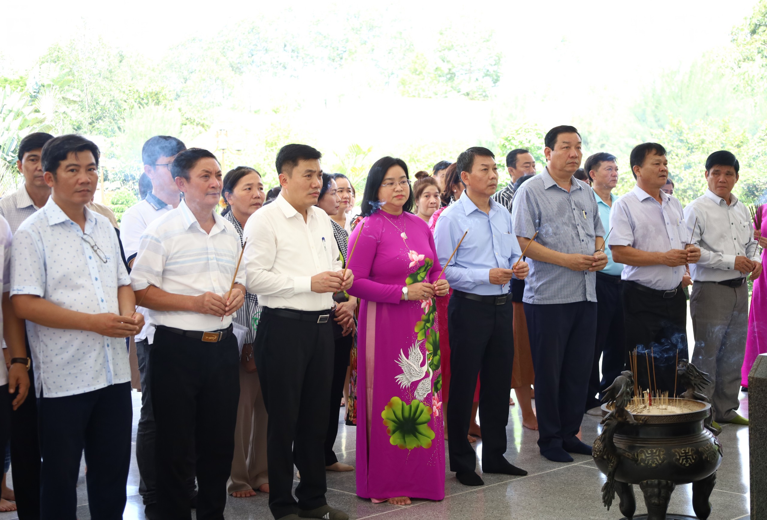 Các đại biểu dâng hương tại Mộ cụ Phó bảng Nguyễn Sinh Sắc.