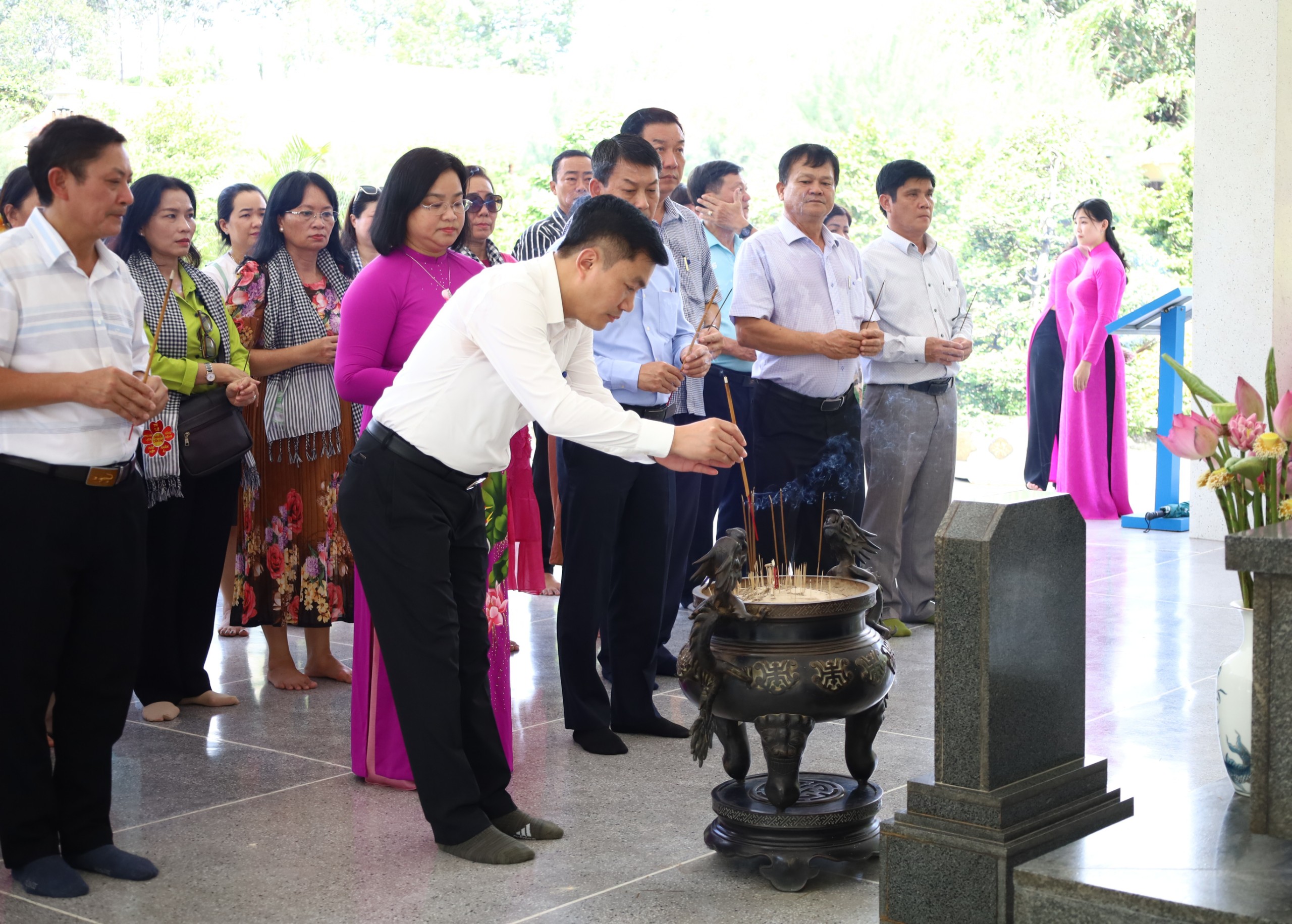 Ông Nguyễn Hữu Ngọc - Phó Chánh Văn phòng Bộ VHTTDL, Phó Trưởng Ban thường trực Ban Tổ chức Ngày hội dâng hương tại Mộ cụ Phó bảng Nguyễn Sinh Sắc.