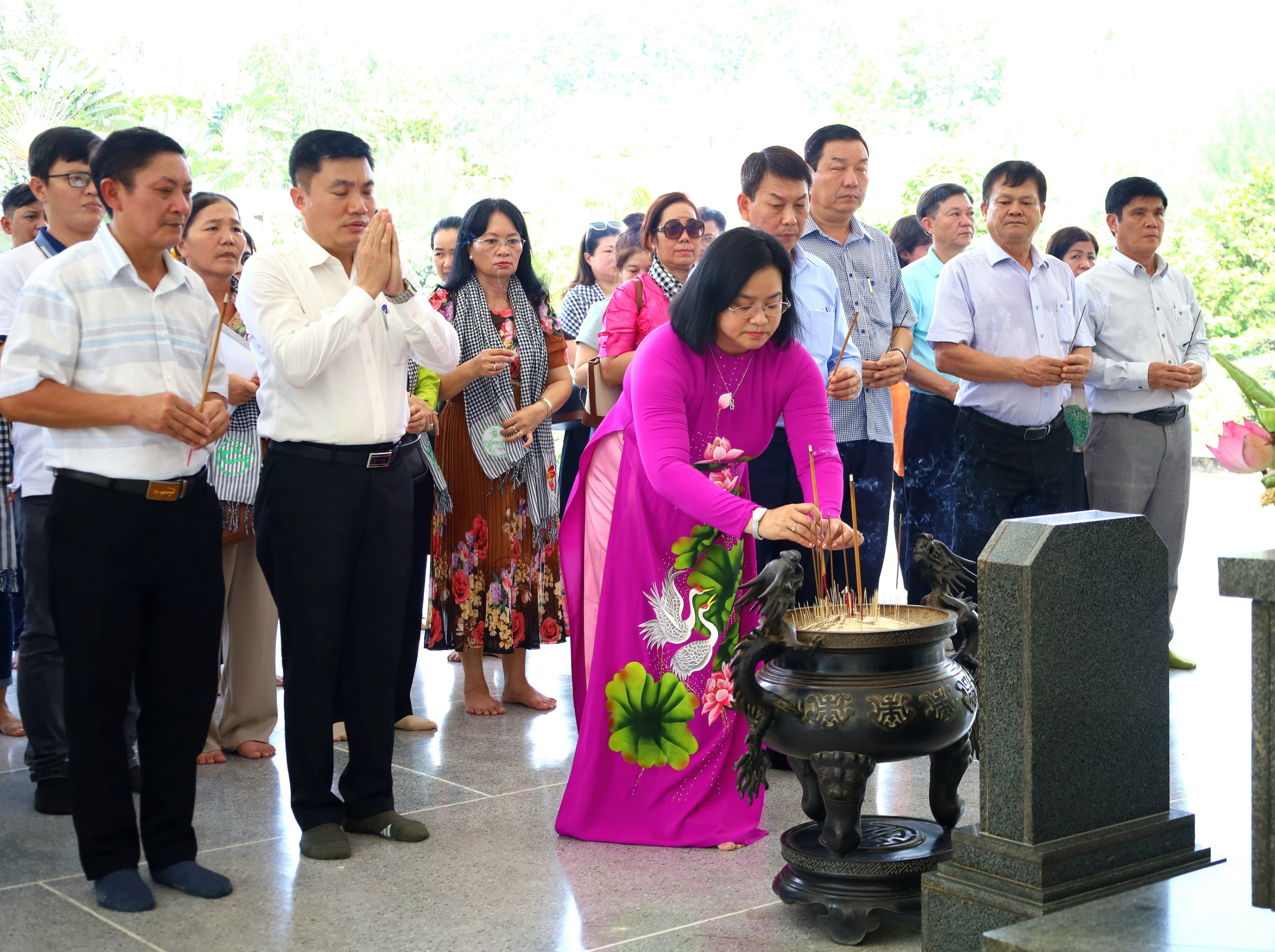 Bà Huỳnh Thị Hoài Thu - Giám đốc Sở VHTTDL tỉnh Đồng Tháp, Phó Trưởng Ban tổ chức Ngày hội dâng hương tại Mộ cụ Phó bảng Nguyễn Sinh Sắc.