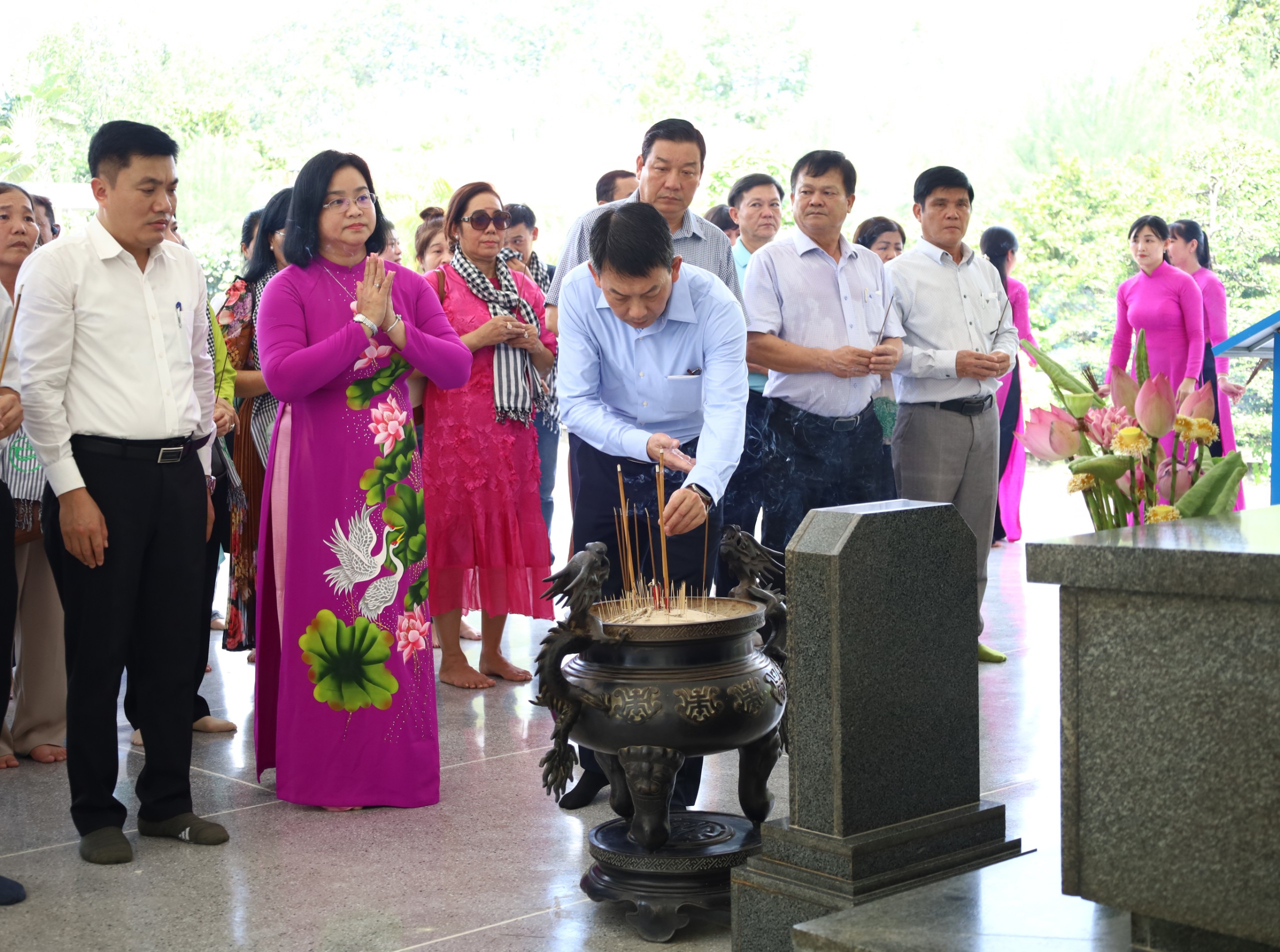 Ông Nguyễn Hữu Đạt - Trưởng Cơ quan đại diện Văn phòng Bộ VHTTDL tại TP. Hồ Chí Minh dâng hương tại Mộ cụ Phó bảng Nguyễn Sinh Sắc.