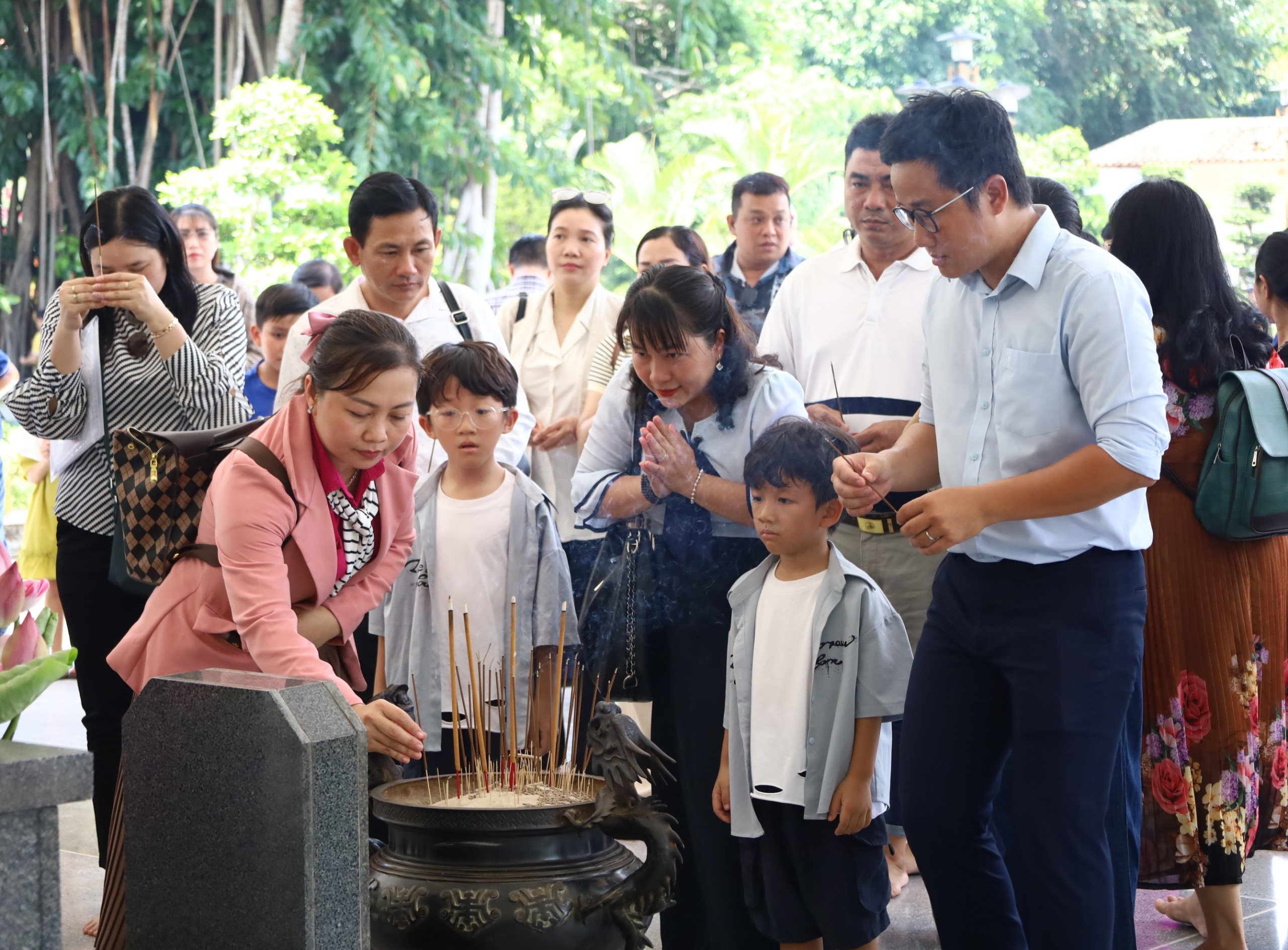 Các gia đình tham dự ngày hội dâng hương tại Mộ cụ Phó bảng Nguyễn Sinh Sắc.