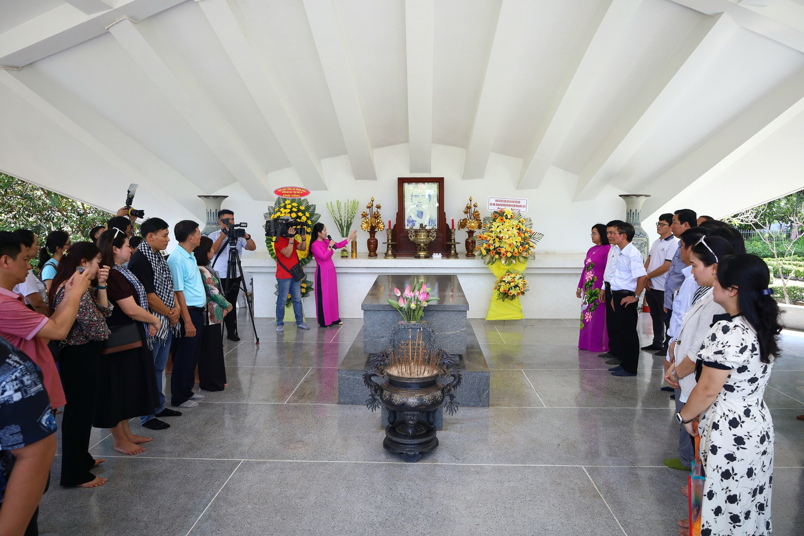 Hướng dẫn viên giới thiệu với du khách về cuộc đời, sự nghiệp và những cống hiến của cụ Phó bảng Nguyễn Sinh Sắc.