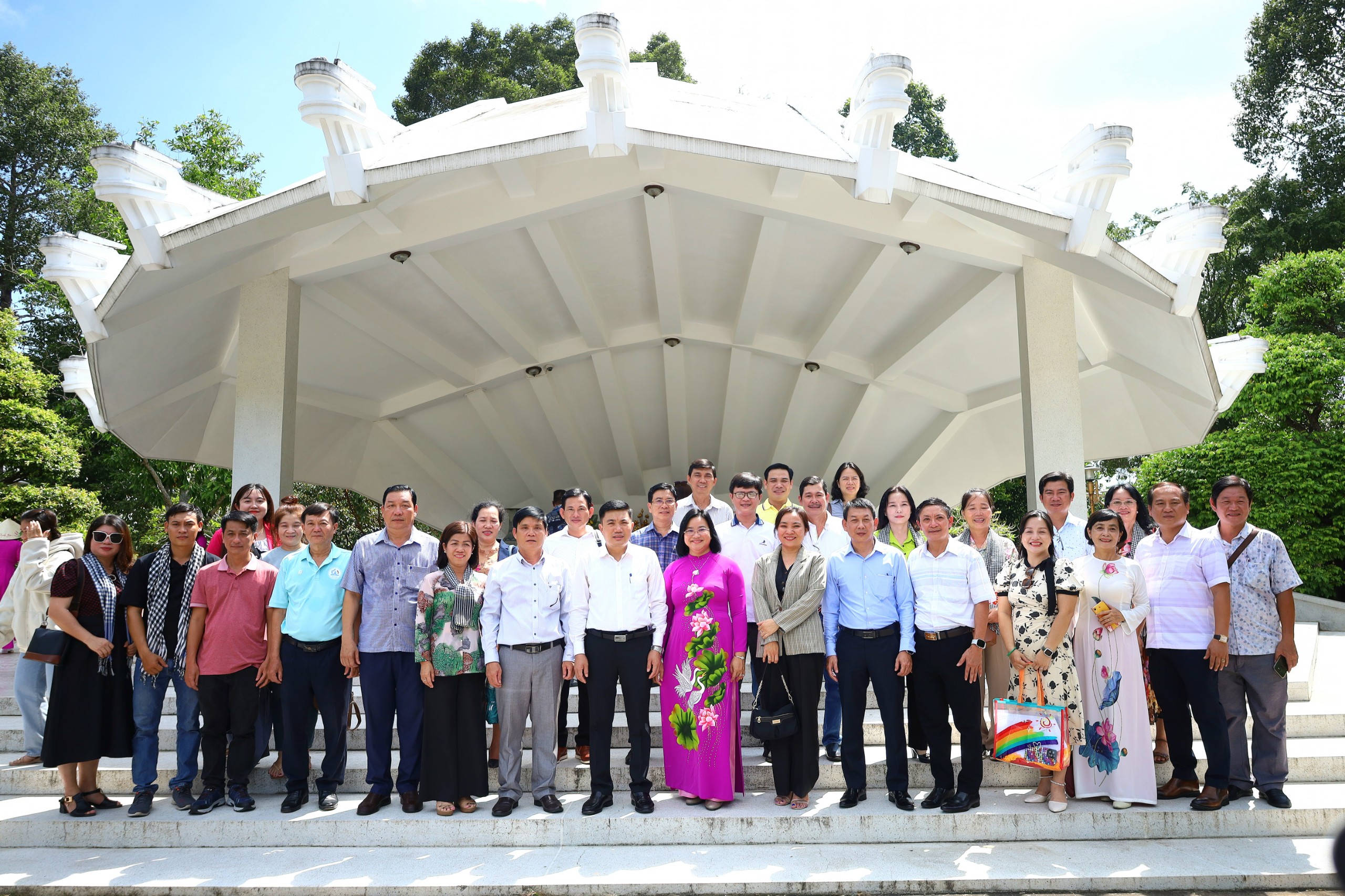 Các đại biểu chụp hình lưu niệm tại Khu Di tích cụ Phó bảng Nguyễn Sinh Sắc, TP. Cao Lãnh, tỉnh Đồng Tháp.