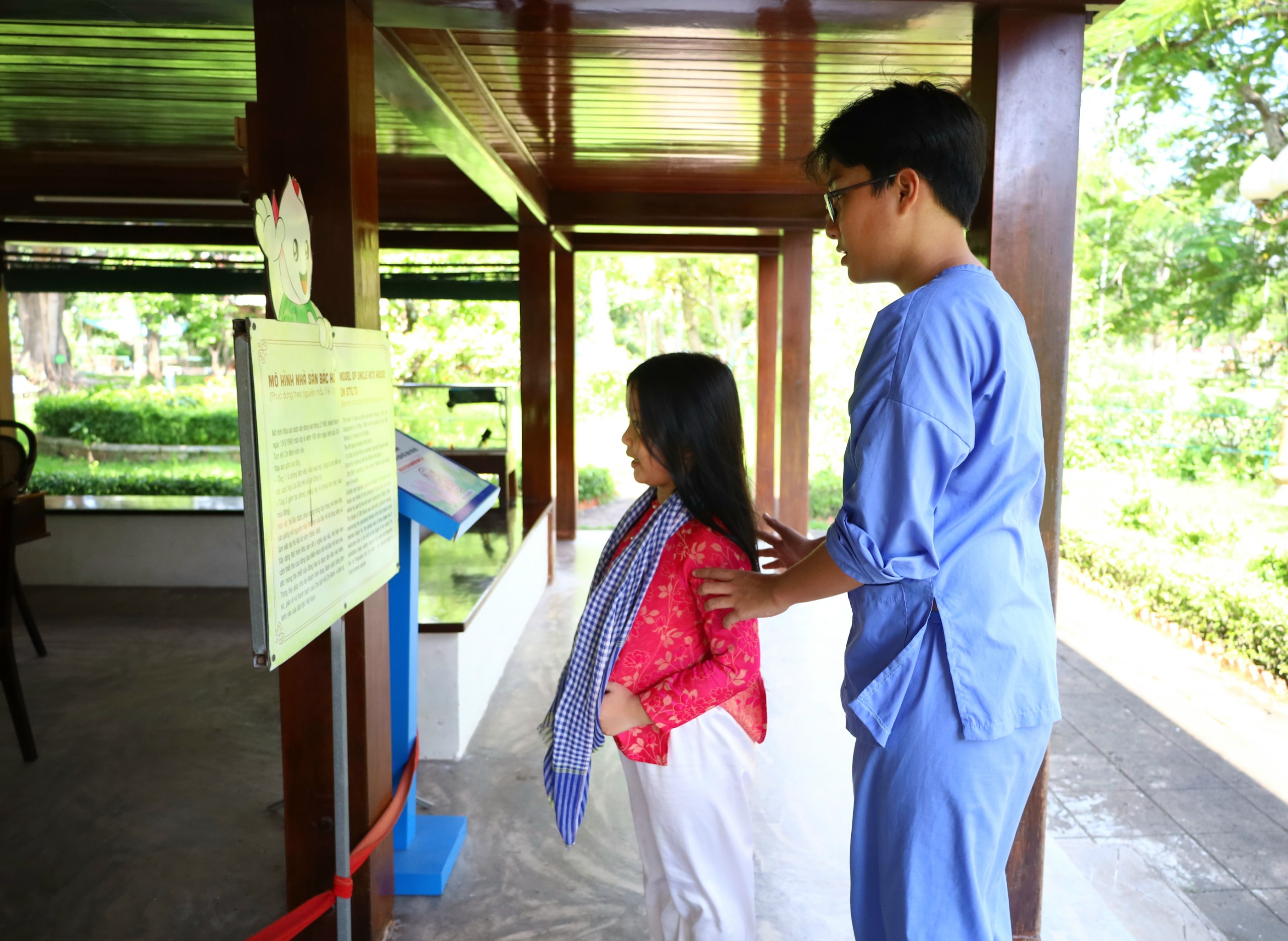 Thành viên các gia đình tham quan Nhà sàn Bác Hồ nằm trong khuôn viên Khu di tích cụ Phó bảng Nguyễn Sinh Sắc.