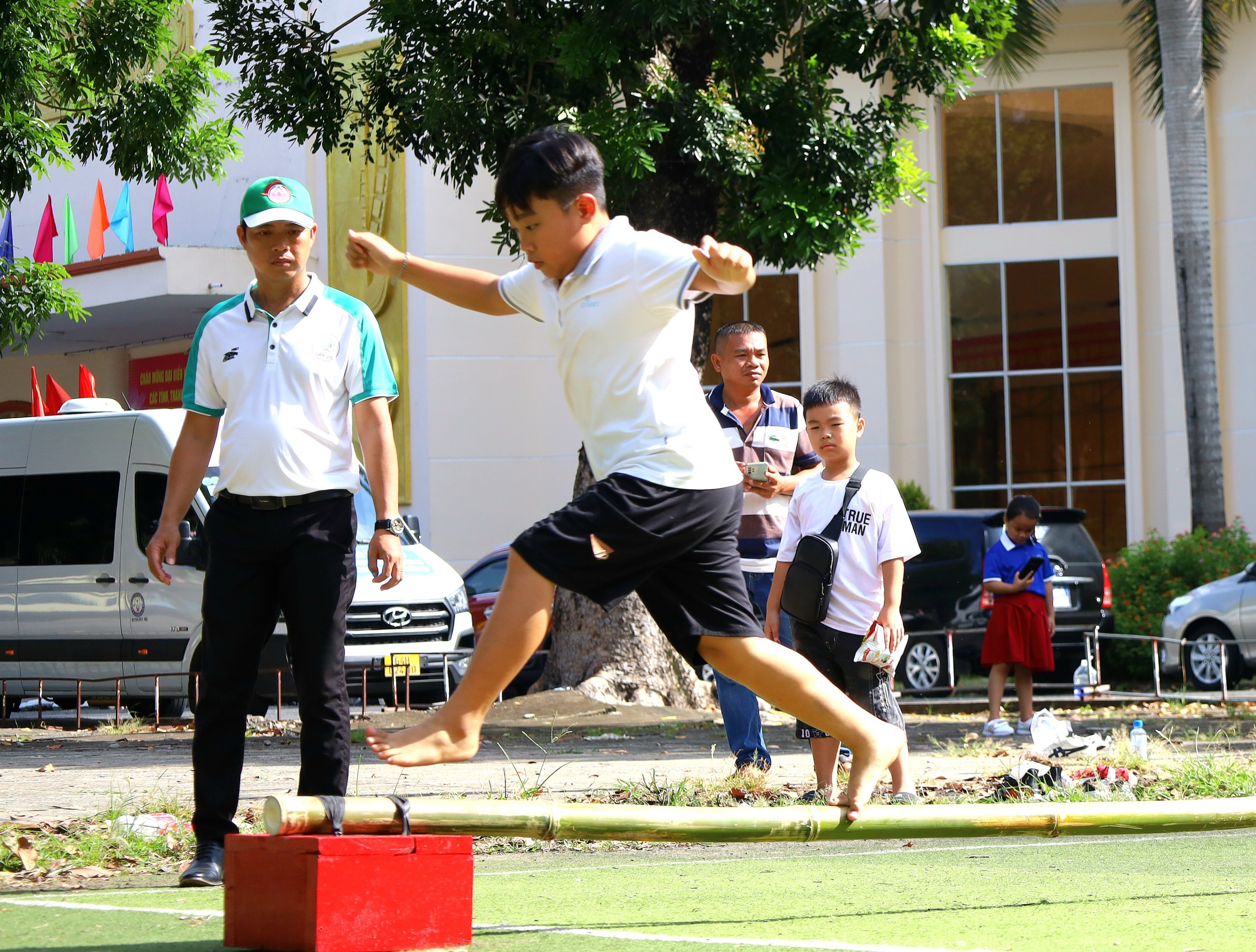 Một thành viên nhí trong đội chơi thể hiện sự cố gắng, quyết tâm.