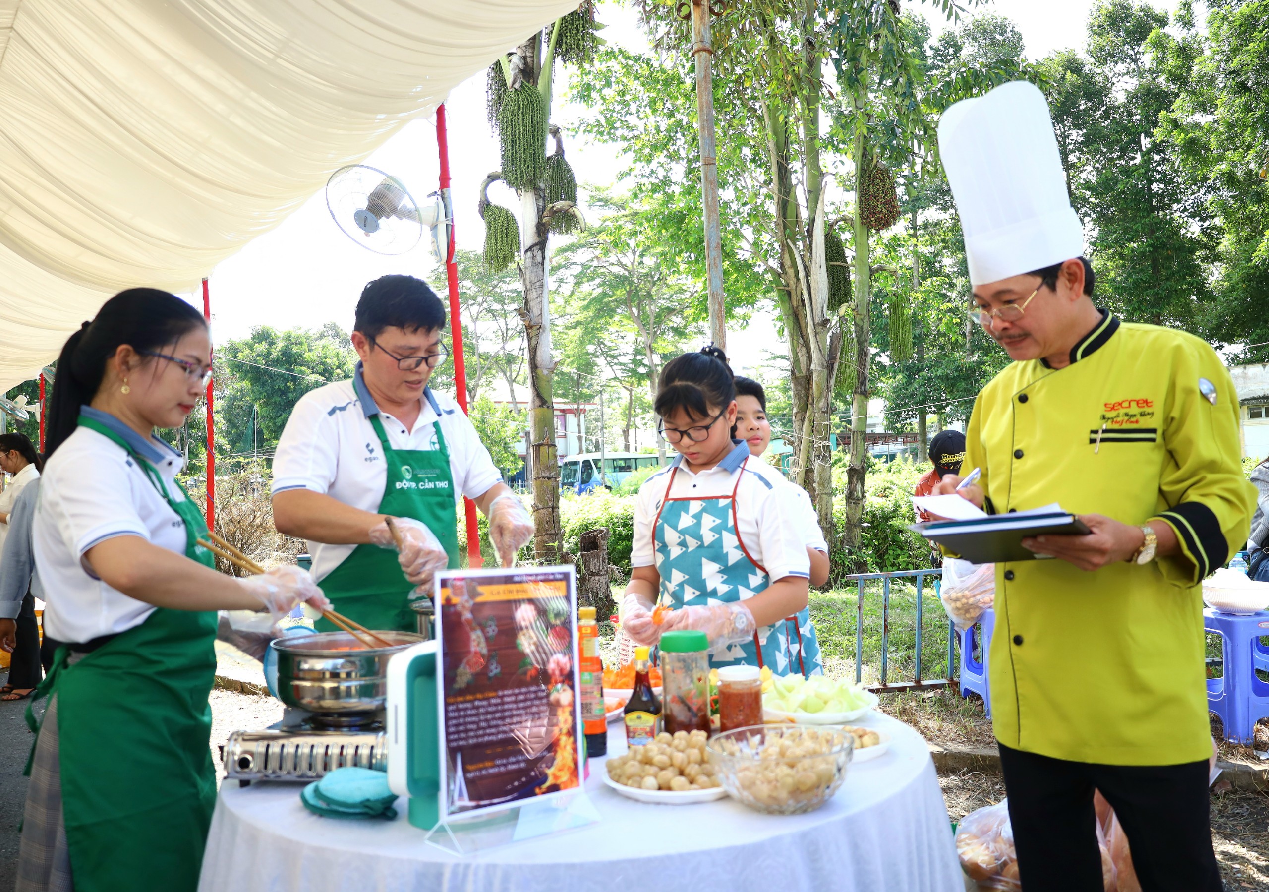 Ban giám khảo quan sát các thành viên trong gia đình thực hiện bữa cơm.