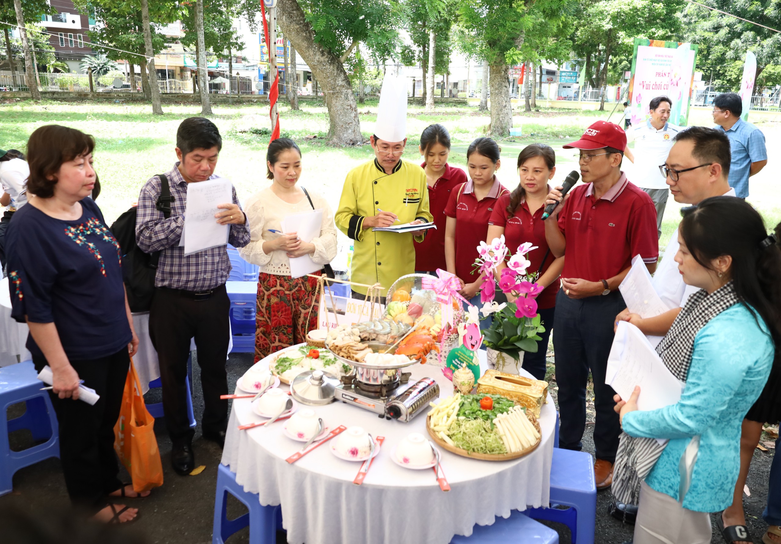 Ban giám khảo tiến hành chấm thi cho các đội.