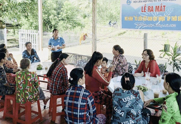 Hội LHPN xã Thới Xuân ra mắt mô hình “Tổ liên kết đan dây nhựa”, hỗ trợ nhiều hội viên, phụ nữ, trong đó có phụ nữ DTTS có việc làm ổn định cuộc sống. Ảnh: Hội LHPN xã Thới Xuân