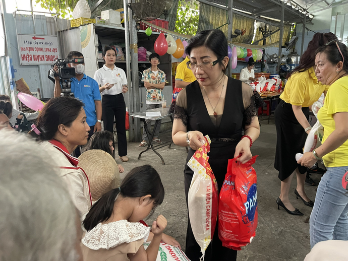 Bà Võ Thị Hoàng Yến - Giám đốc tuyển sinh VPĐD tại Cần Thơ, Công ty Cổ phần Tư vấn giáo dục và định cư HT Đại Dương trao quà cho người có hoàn cảnh khó khăn.