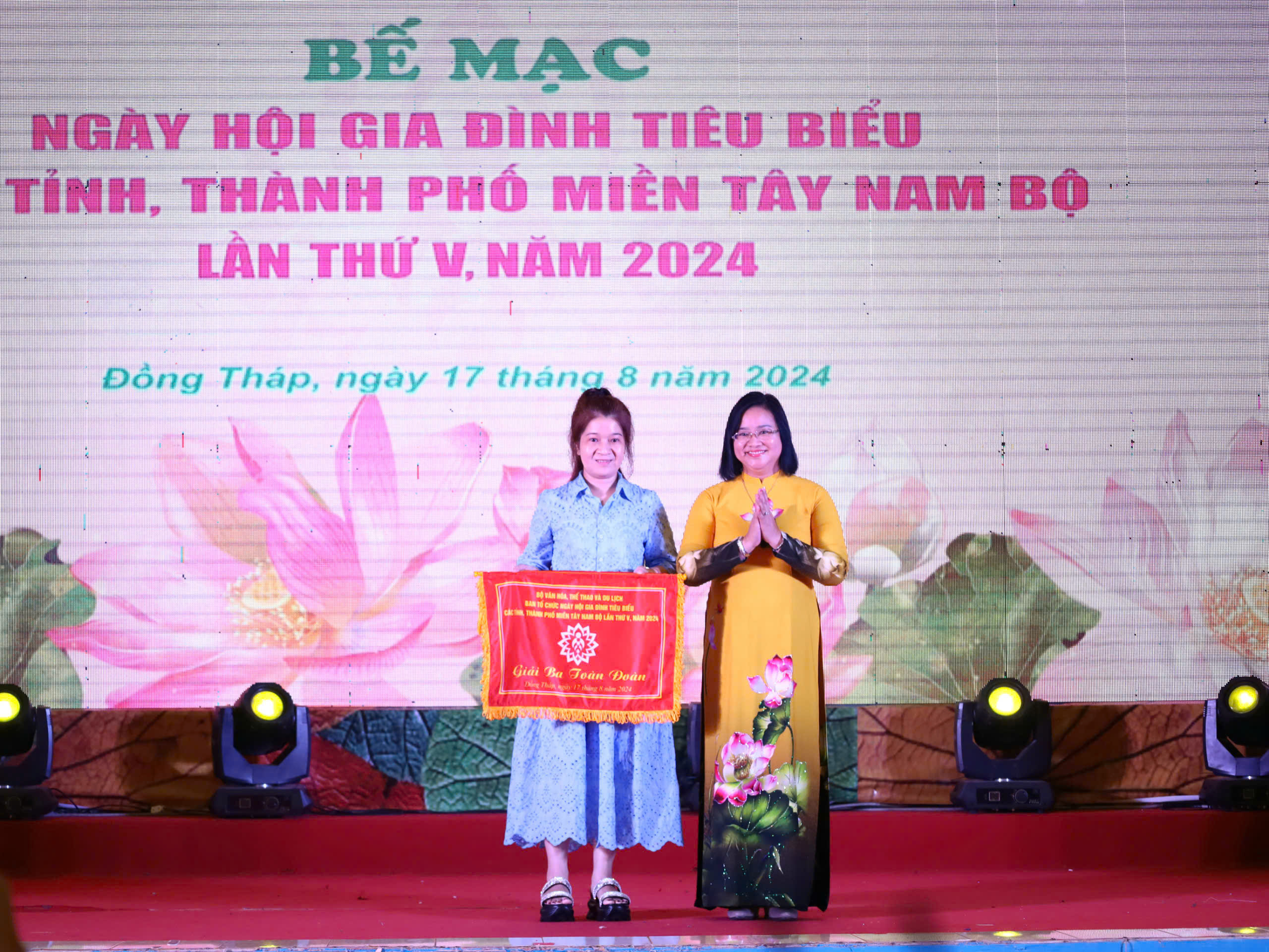 Bà Huỳnh Thị Hoài Thu - Giám đốc Sở VHTTDL tỉnh Đồng Tháp trao cờ Giải ba toàn đoàn cho Đoàn gia đình tiêu biểu tỉnh Kiên Giang.