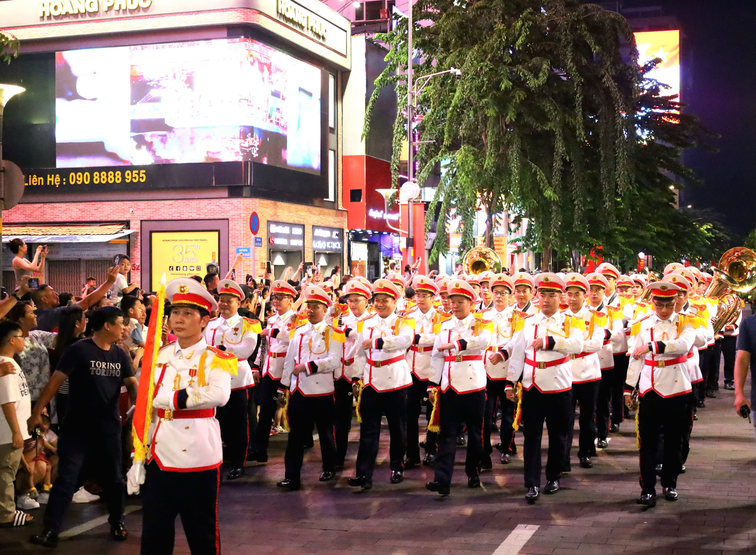 Ngay sau chương trình nghệ thuật là biểu diễn nhạc kèn của dàn kèn Công an nhân dân.