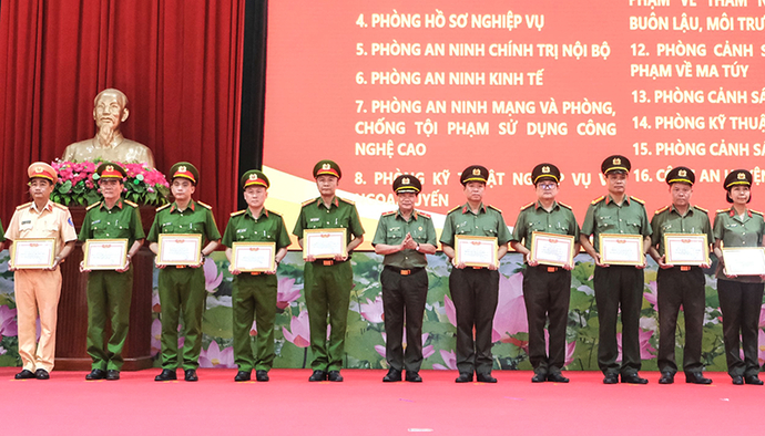 Lãnh đạo Công an TP Cần Thơ trao khen thưởng các tập thể, cá nhân có thành tích trong công tác và chiến đấu.