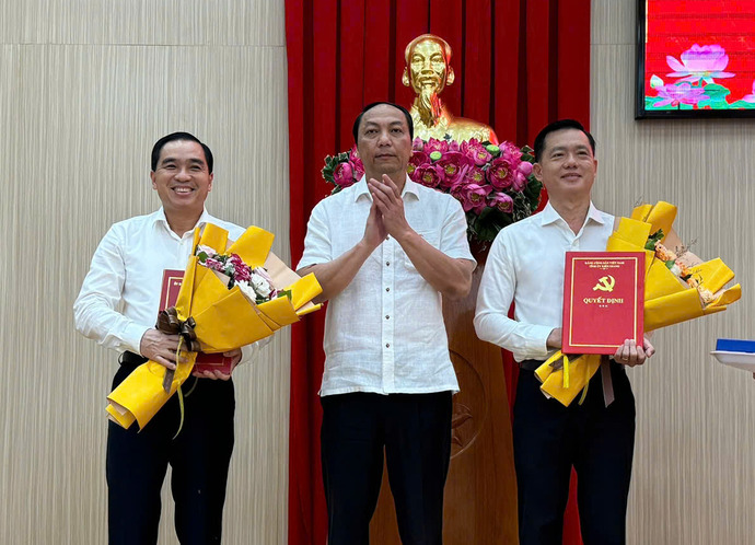 Ông Lâm Minh Thành, Chủ tịch UBND tỉnh Kiên Giang trao quyết định cho các ông Trần Minh Khoa (bìa phải) và ông Huỳnh Quang Hưng (bìa trái)