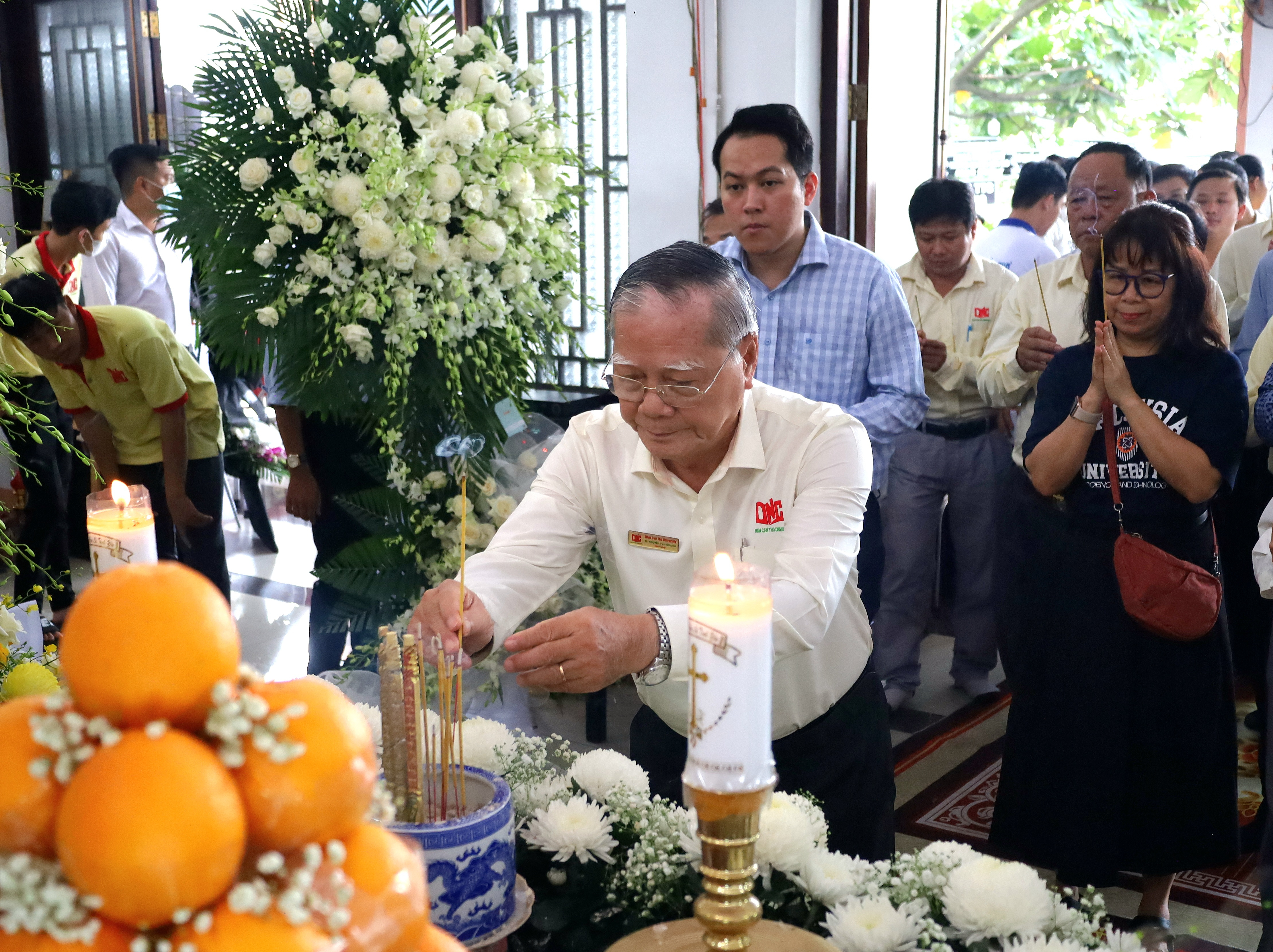 Đoàn Trường Đại học Nam Cần Thơ, do Tiến sĩ Nguyễn Văn Quang - Hiệu trưởng Trường Đại học Nam Cần Thơ làm trưởng đoàn đến viếng GS, TS, AHLĐ, NGND Võ Tòng Xuân.