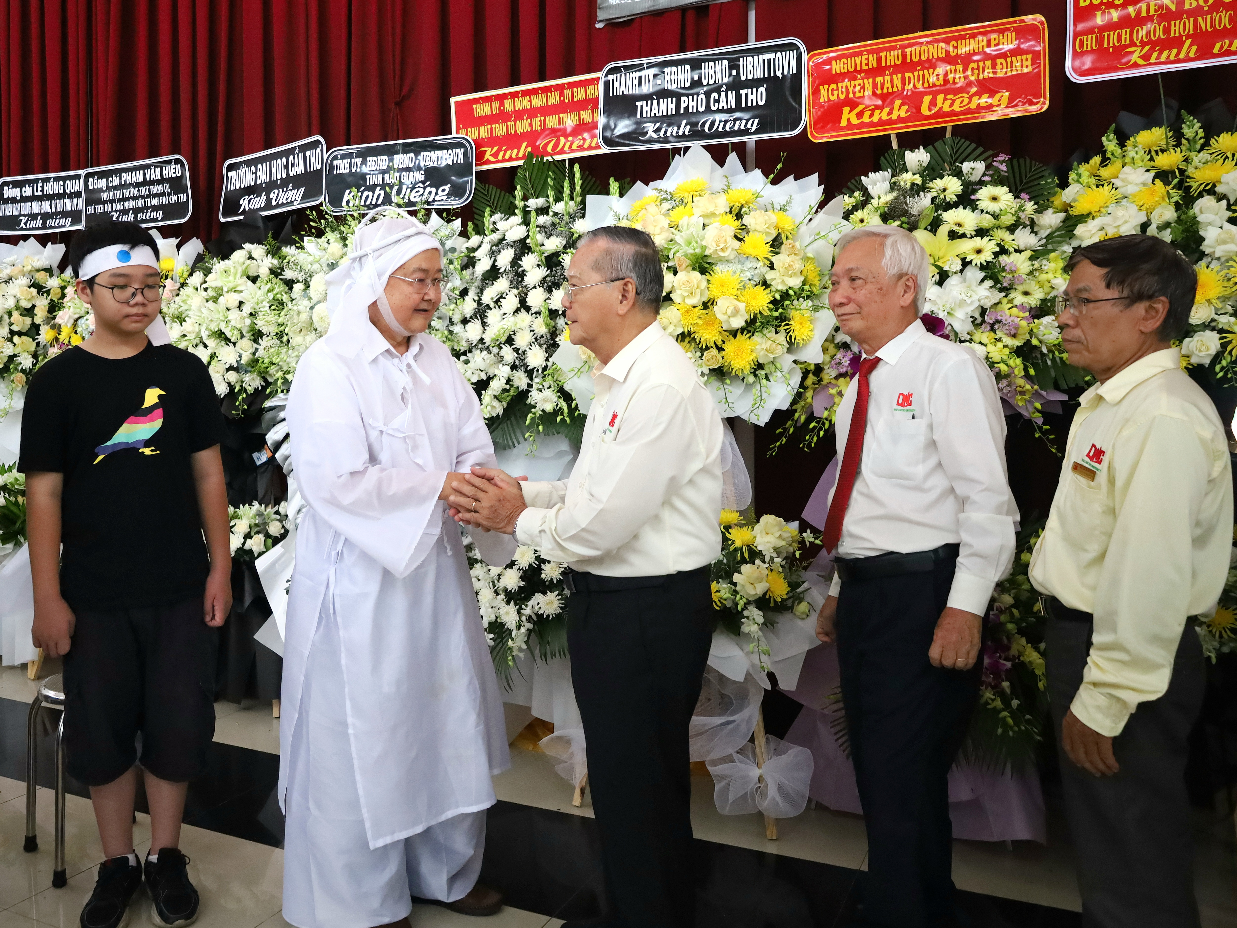 Tiến sĩ Nguyễn Văn Quang - Hiệu trưởng Trường Đại học Nam Cần Thơ chia buồn cùng gia đình GS, TS, AHLĐ, NGND Võ Tòng Xuân.