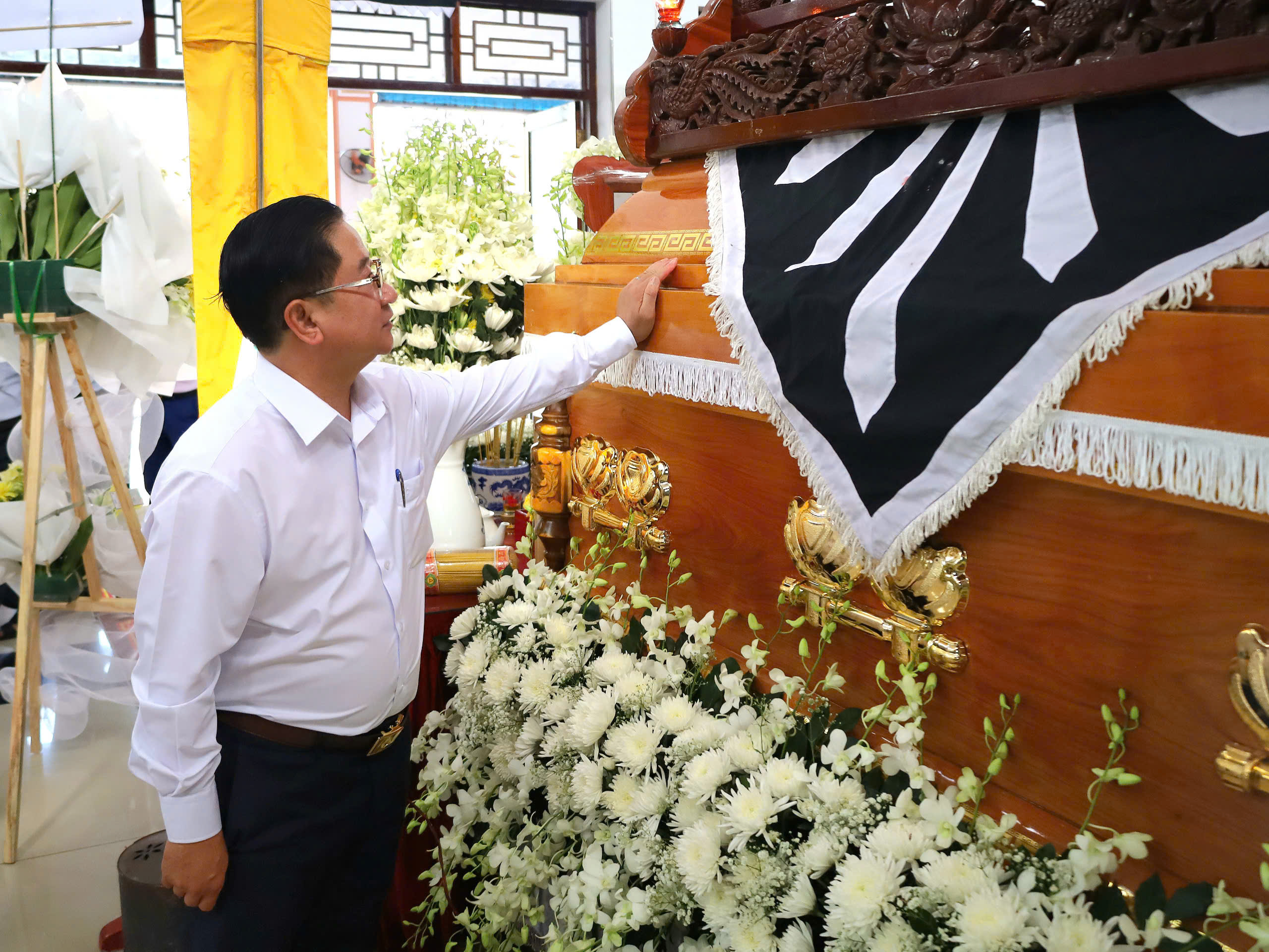 Ông Trần Việt Trường - Phó Bí thư Thành ủy, Chủ tịch UBND TP. Cần Thơ bên linh cữu GS, TS, AHLĐ, NGND Võ Tòng Xuân.