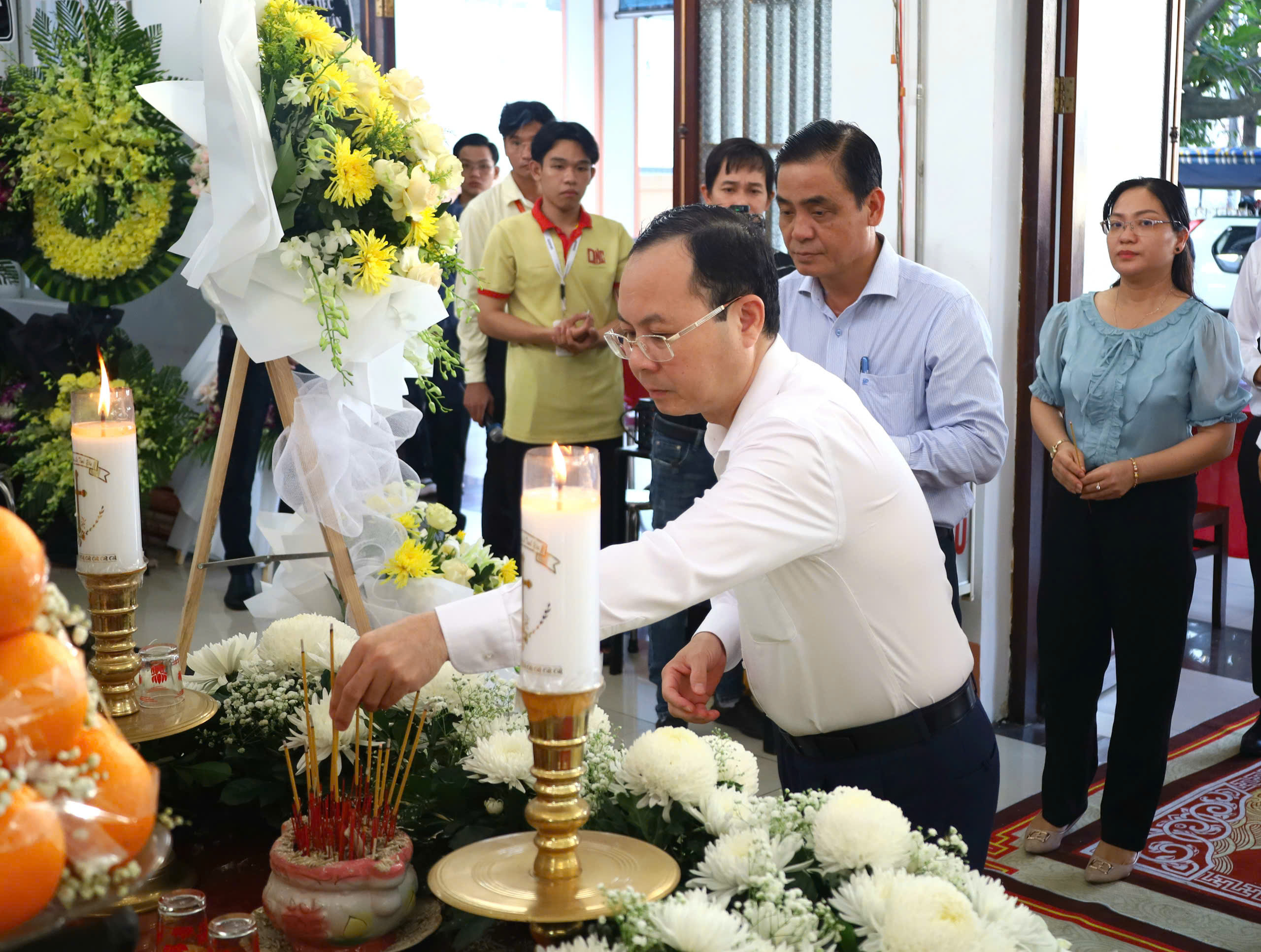 Ông Nguyễn Văn Hiếu - Ủy viên dự khuyết BCH Trung ương Đảng, Bí thư Thành ủy Cần Thơ thắp hương GS, TS, AHLĐ, NGND Võ Tòng Xuân.