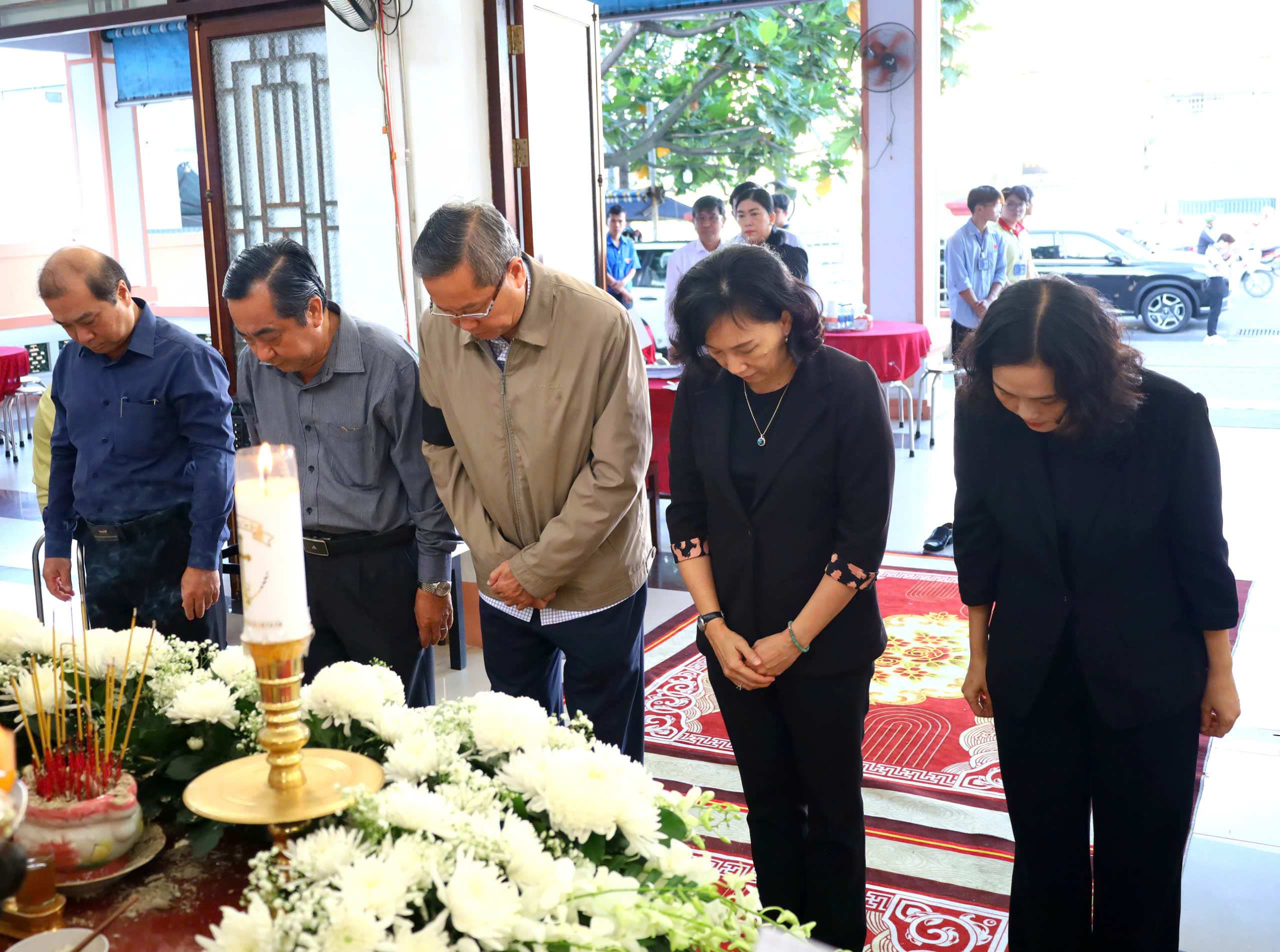 Đoàn lãnh đạo Tỉnh ủy, HĐND, UBND, Ủy ban MTTQ Việt Nam tỉnh An Giang do ông Lê Văn Nưng - Phó Bí thư thường trực Tỉnh ủy - Chủ tịch HĐND tỉnh An Giang, Trưởng ban tổ chức tang lễ dẫn đầu đến viếng GS, TS, AHLĐ, NGND Võ Tòng Xuân.