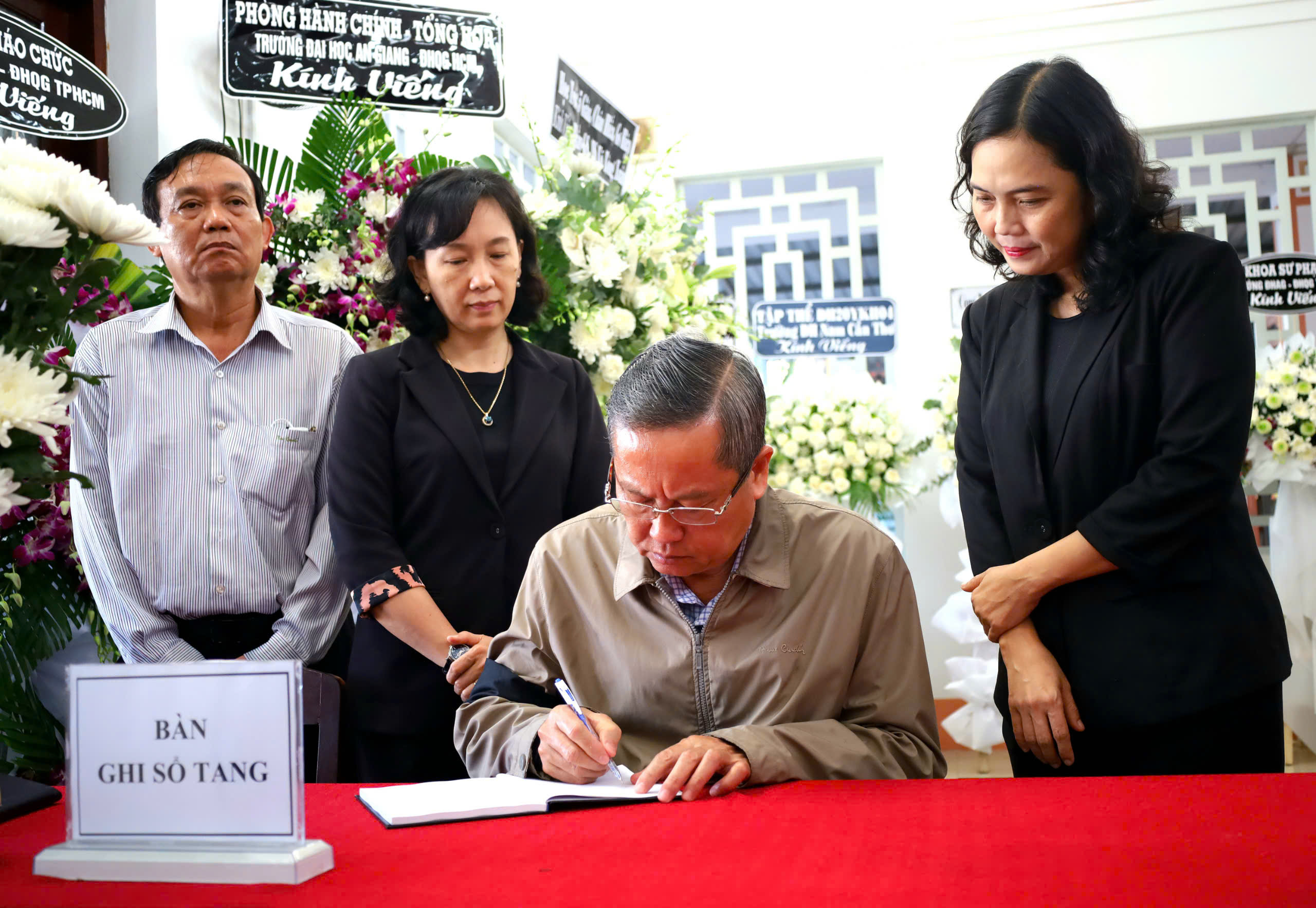 Ông Lê Văn Nưng - Phó Bí thư thường trực Tỉnh ủy - Chủ tịch HĐND tỉnh An Giang, Trưởng ban tổ chức tang lễ ghi sổ tang tại lễ viếng GS, TS, AHLĐ, NGND Võ Tòng Xuân.