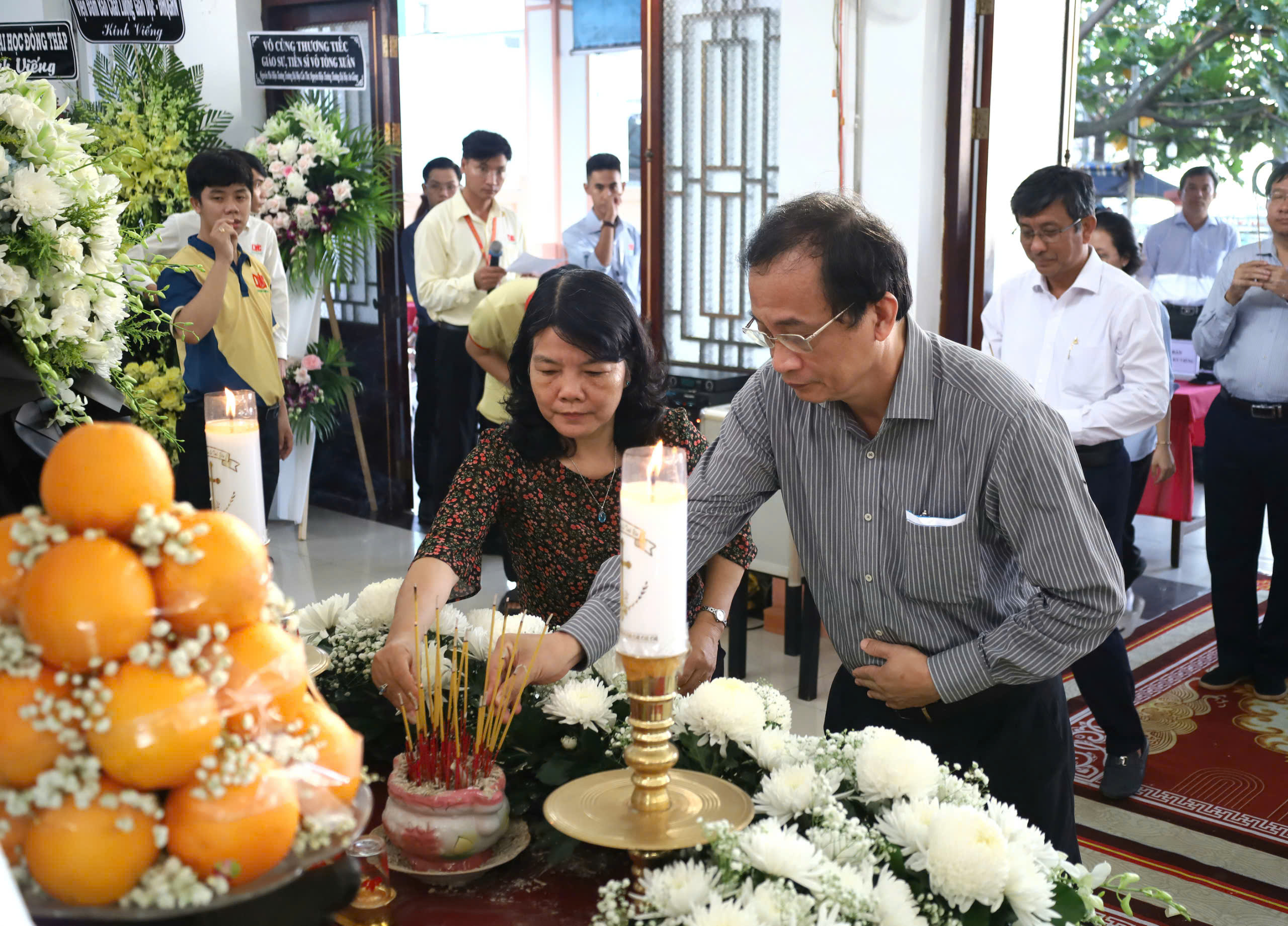 Đoàn Trường đại học Cần Thơ do GS.TS Nguyễn Thanh Phương - Chủ tịch hội đồng Trường đại học Cần Thơ dẫn đầu đã đến viếng GS, TS, AHLĐ, NGND Võ Tòng Xuân.