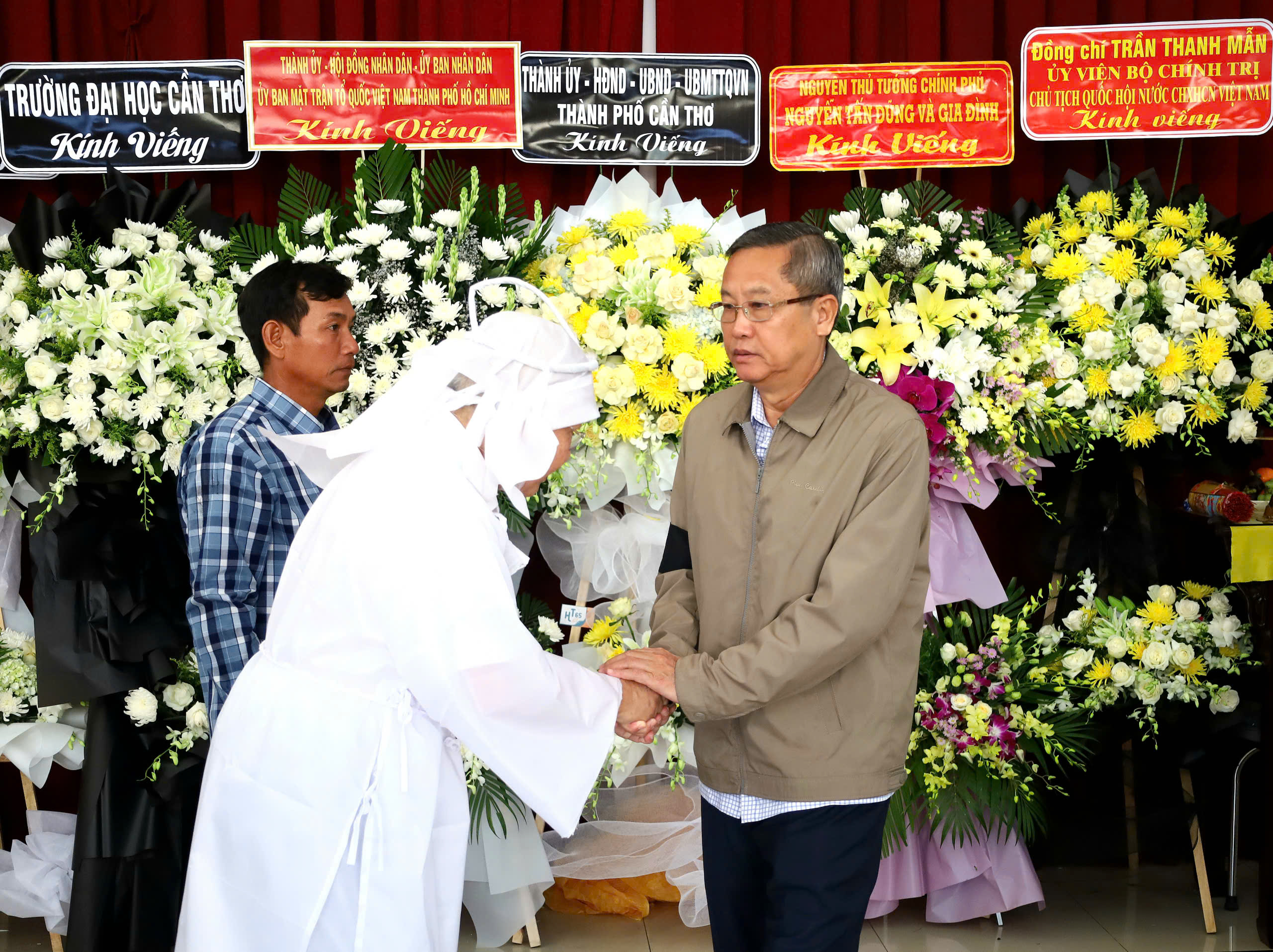 Ông Lê Văn Nưng - Phó Bí thư thường trực Tỉnh ủy - Chủ tịch HĐND tỉnh An Giang, Trưởng ban tổ chức tang lễ chia buồn cùng gia đình GS, TS, AHLĐ, NGND Võ Tòng Xuân.